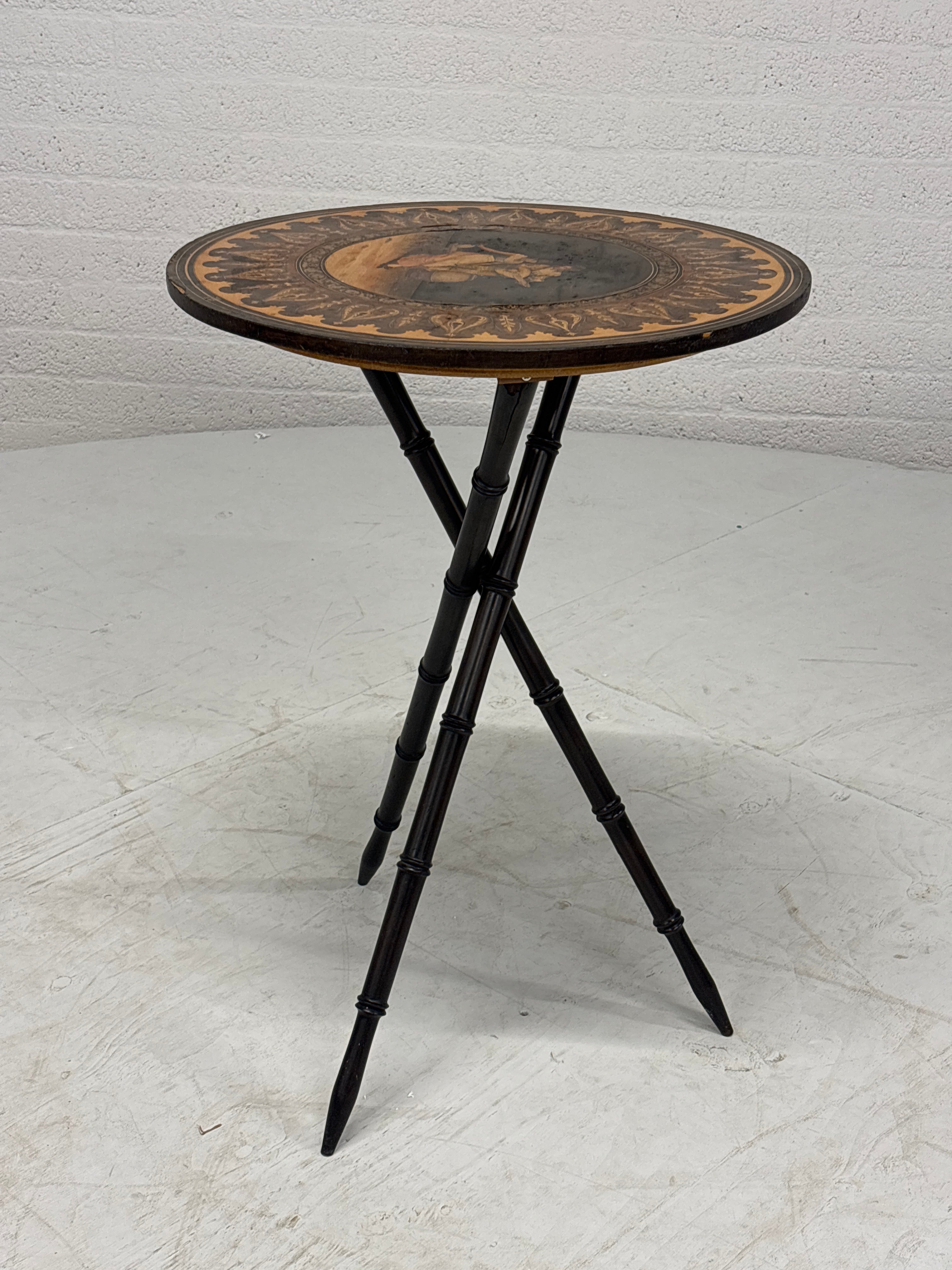Sierlijke tafeltje met mooie schildering