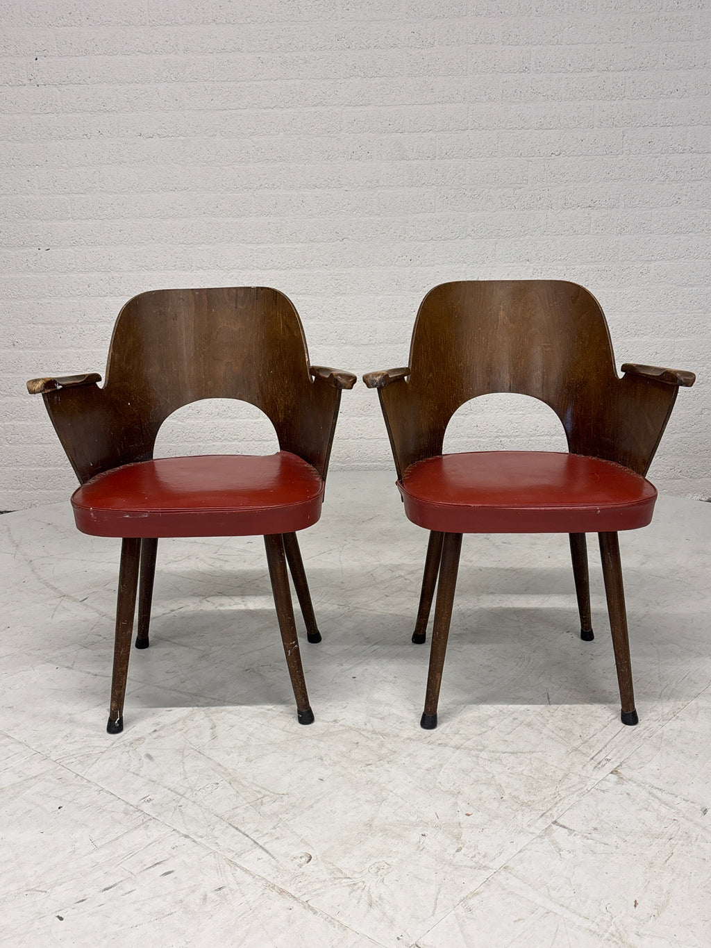 Setje van 2 stoelen met rode zitting