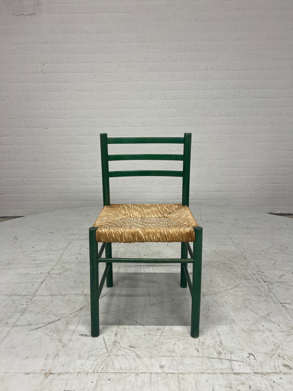 Groene vintage stoel met rotan zitting