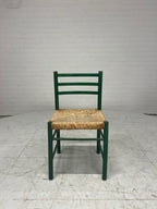 Groene vintage stoel met rotan zitting