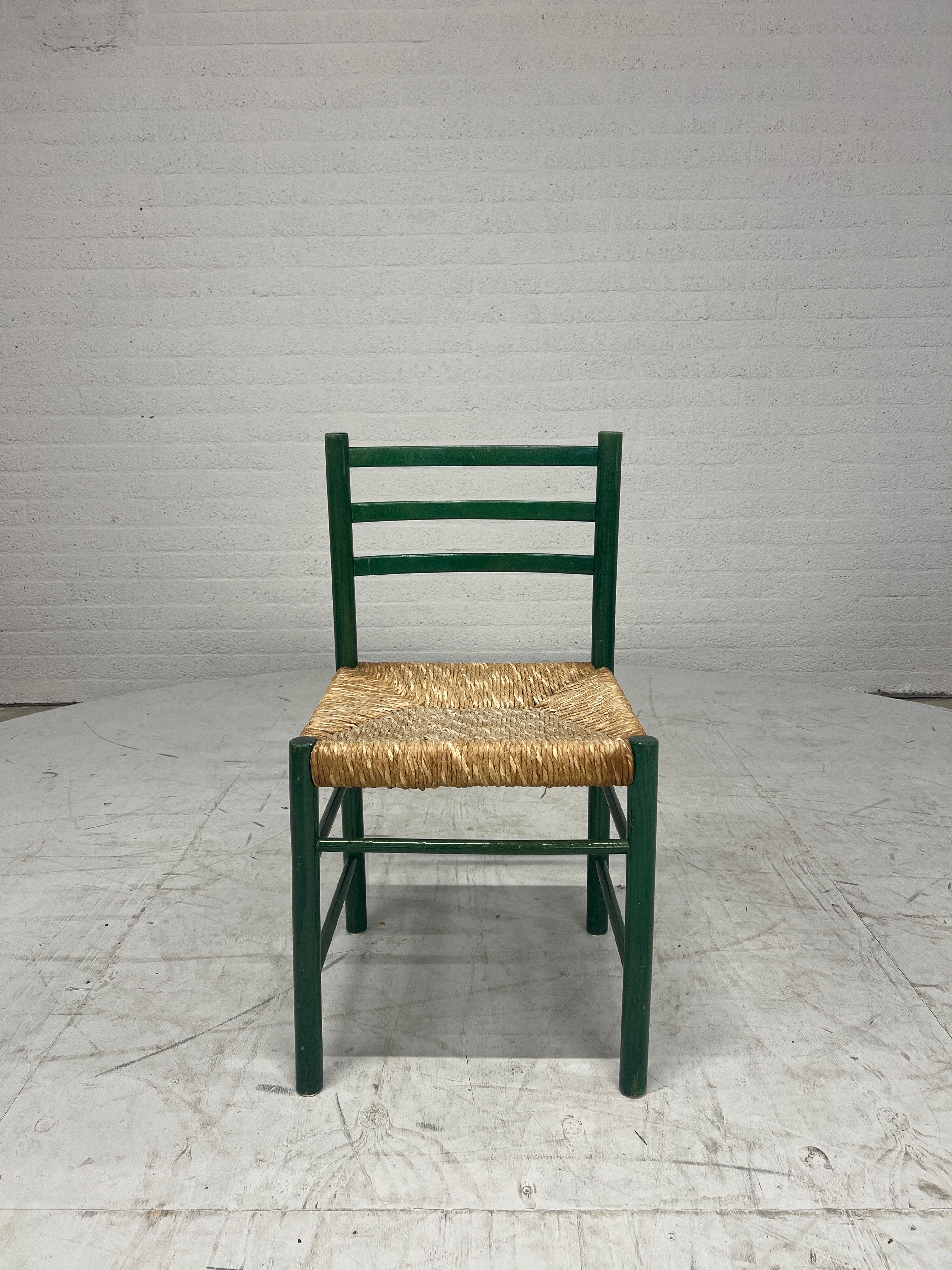 Groene vintage stoel met rotan zitting