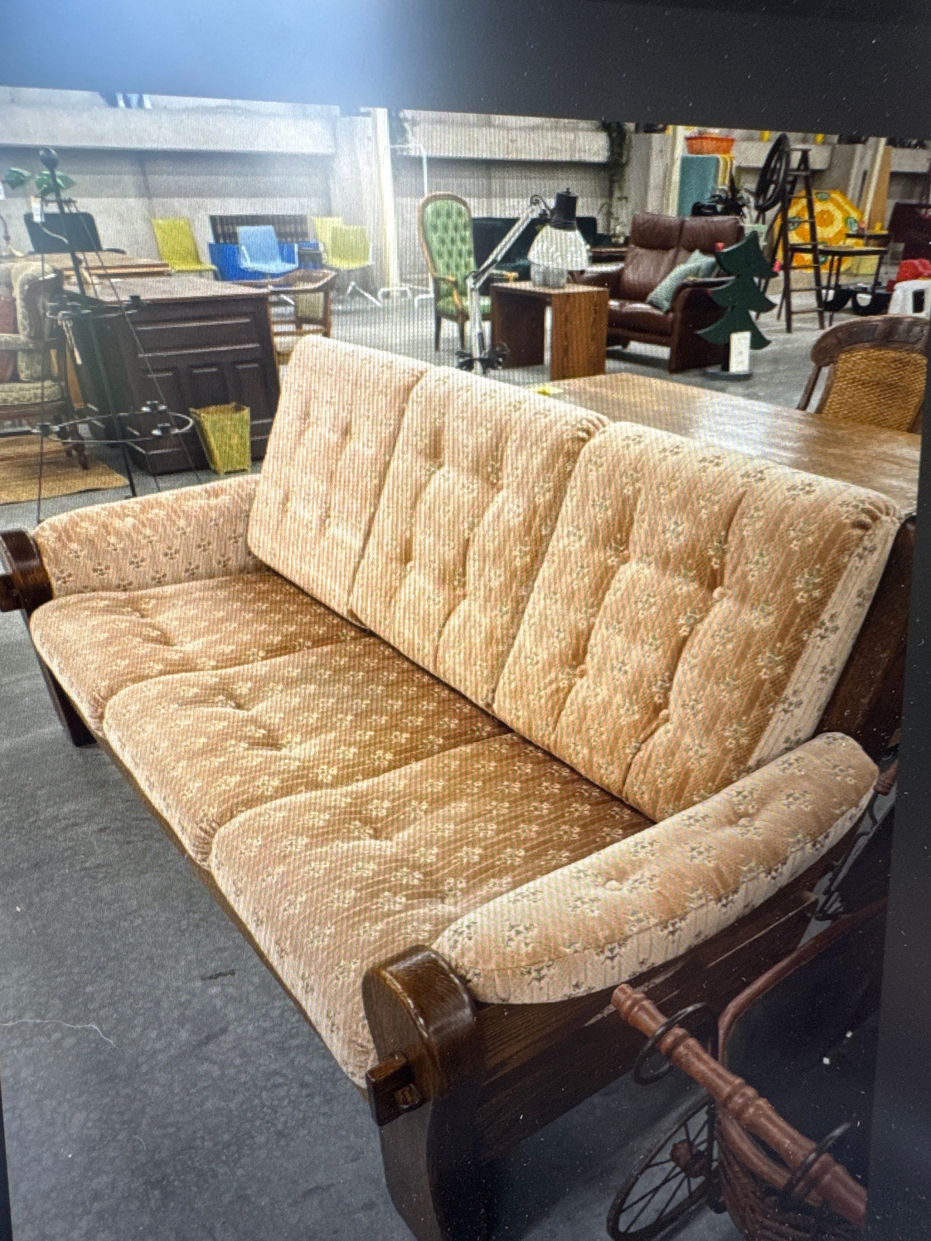 Vintage eiken bank met retro velours bekleding