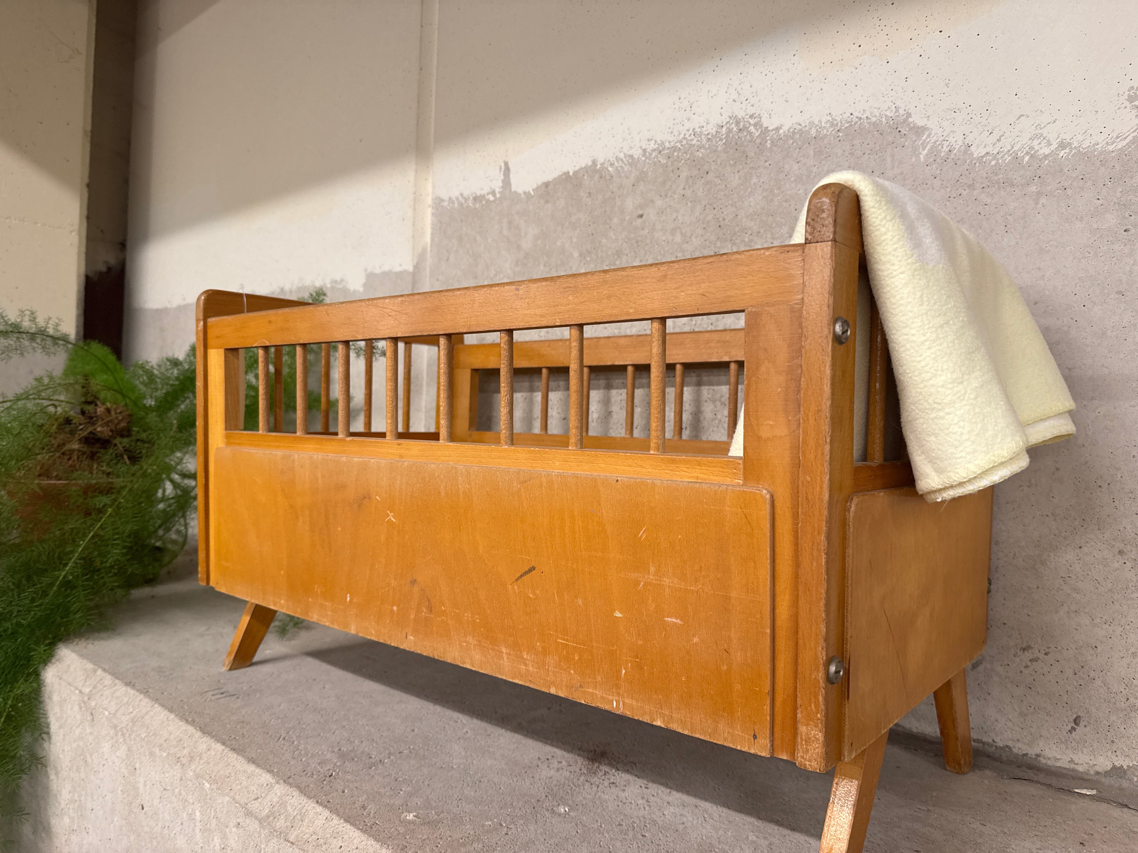 Poppenbed met deken geel