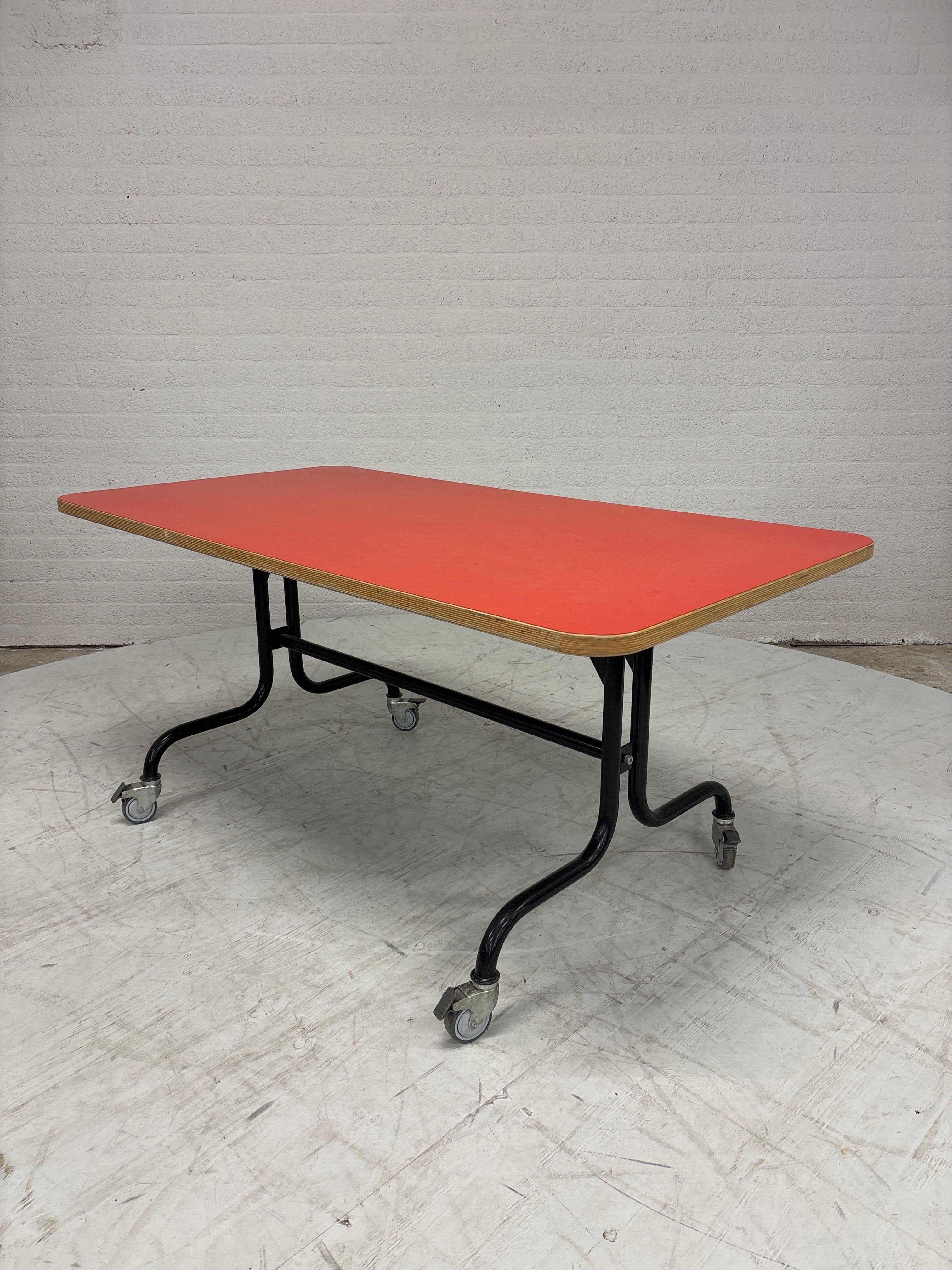 Stoere set 2 kinderbanken, tafel op wielen