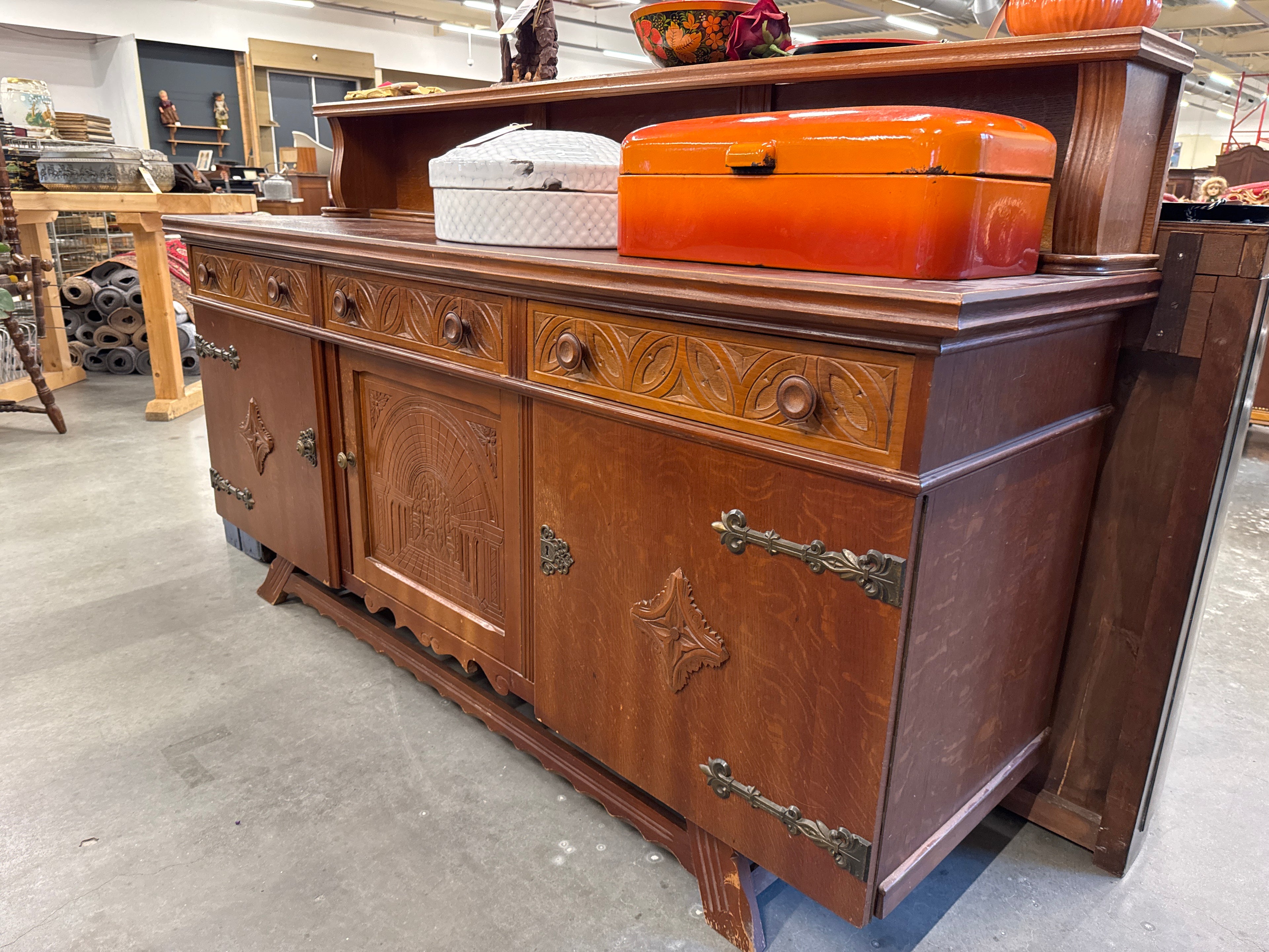 Dressoir met houtsnijwerk