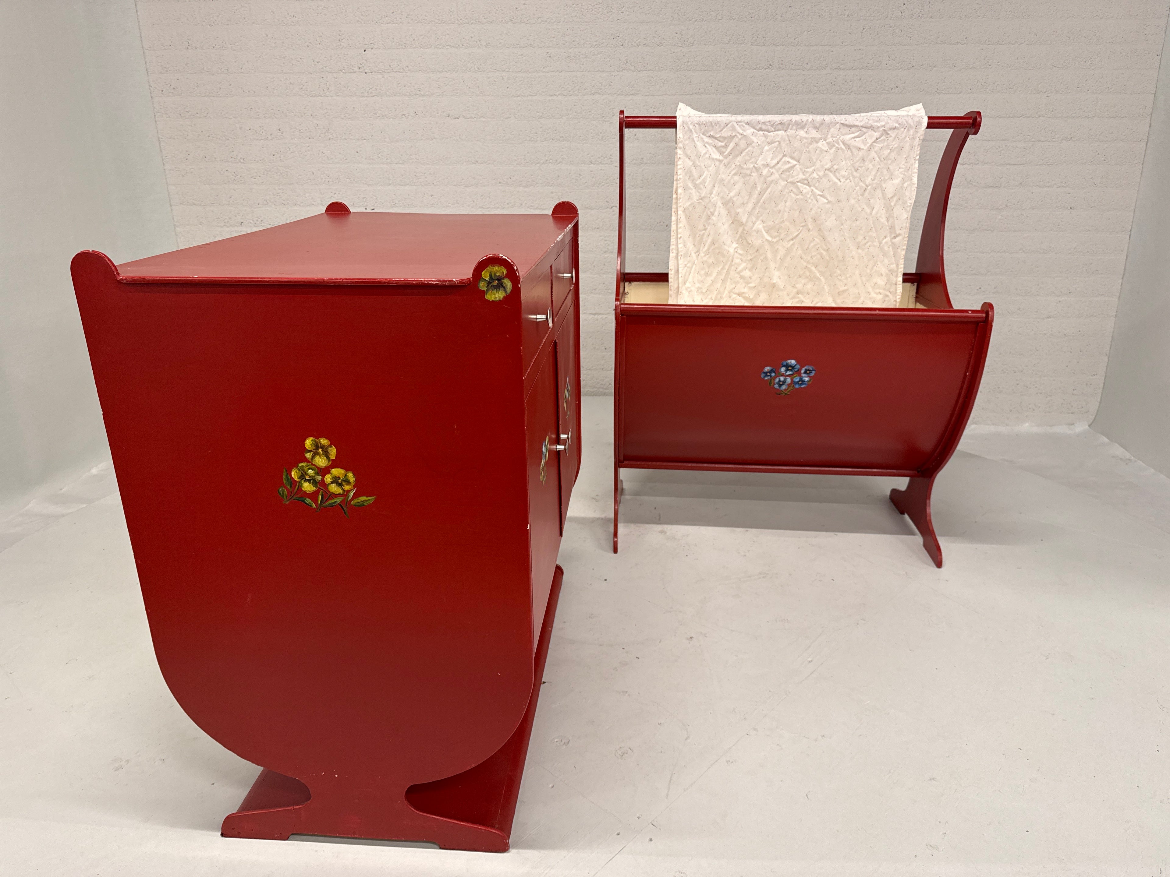 Vintage commode en wieg in rood met bloemen handgeschilderd
