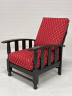 Houten fauteuil met rode bekleding