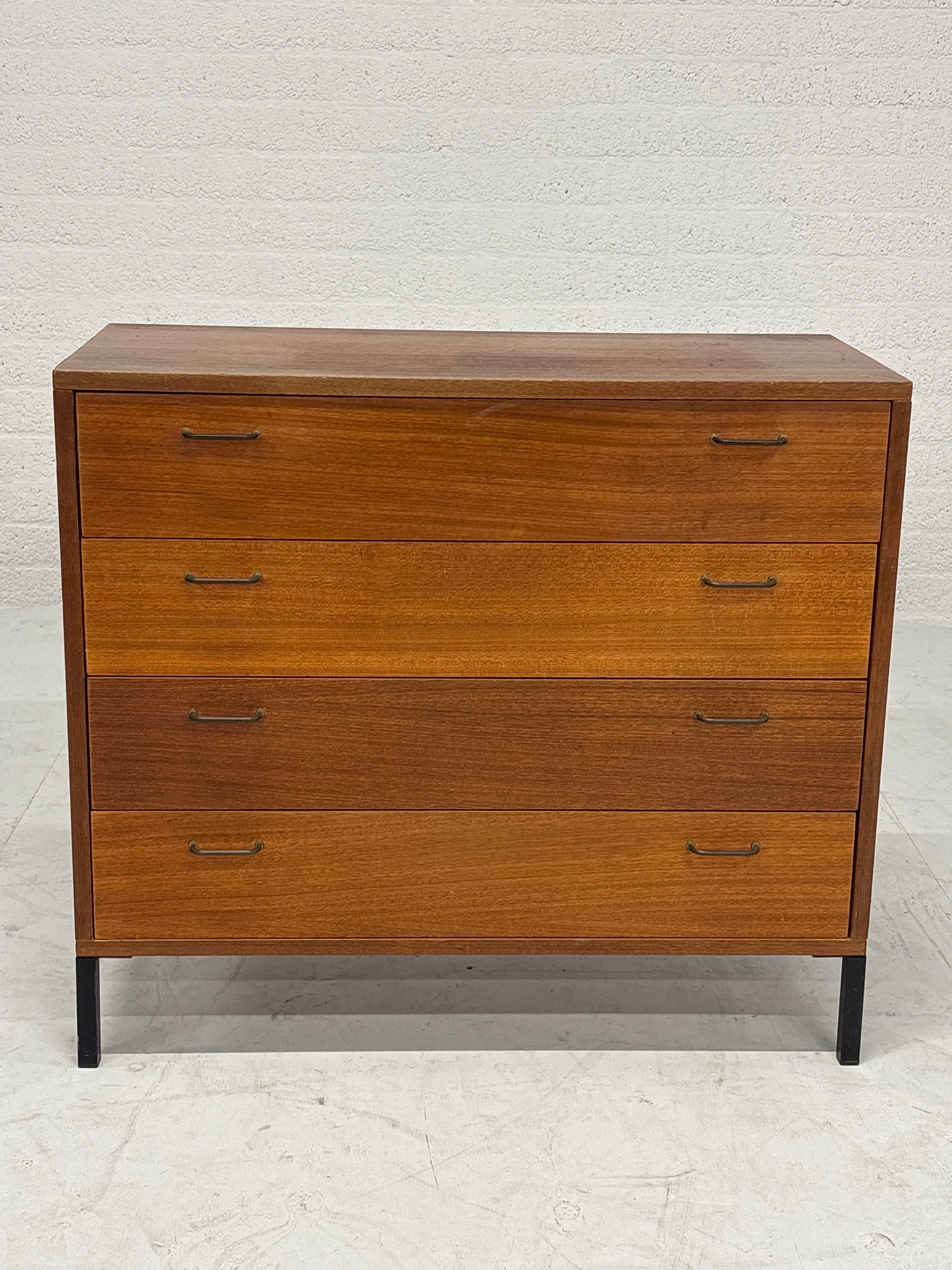 Vintage kastje met 4 laden , breed