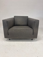 Design Gelderlander 4800 rode bank met twee grijze fauteuils