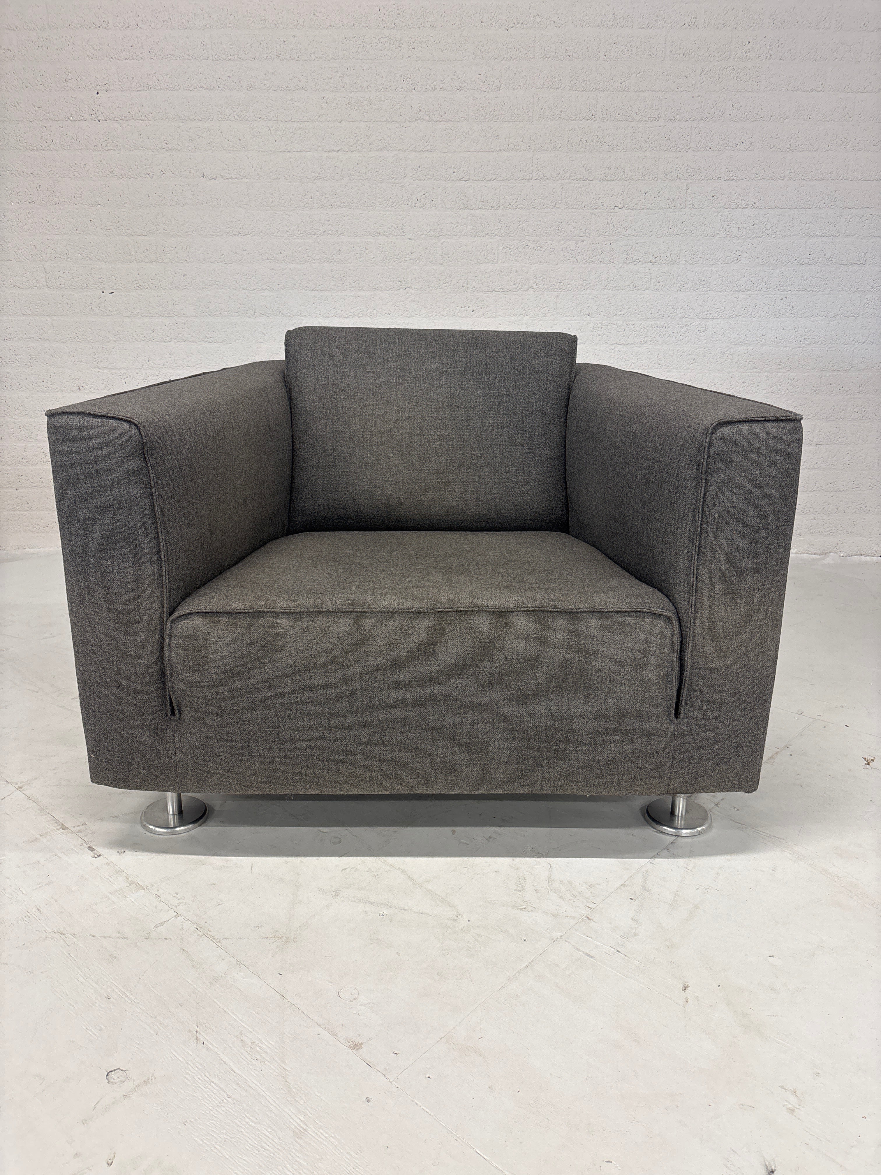 Design Gelderlander 4800 rode bank met twee grijze fauteuils