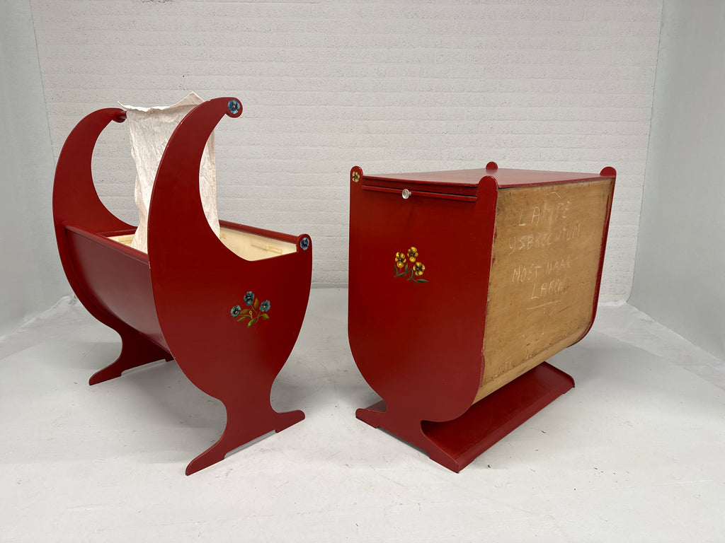 Vintage commode en wieg in rood met bloemen handgeschilderd
