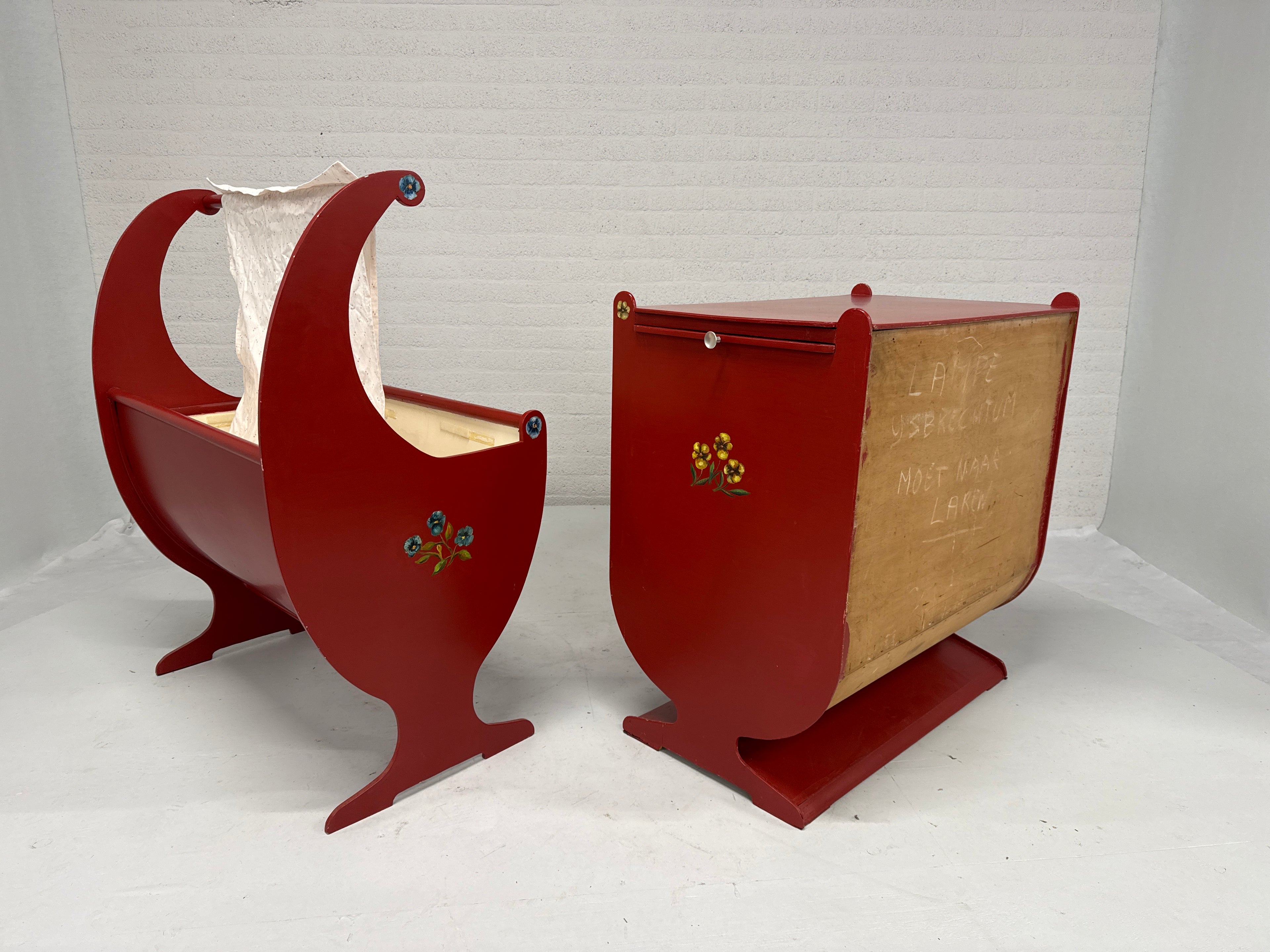 Vintage commode en wieg in rood met bloemen handgeschilderd
