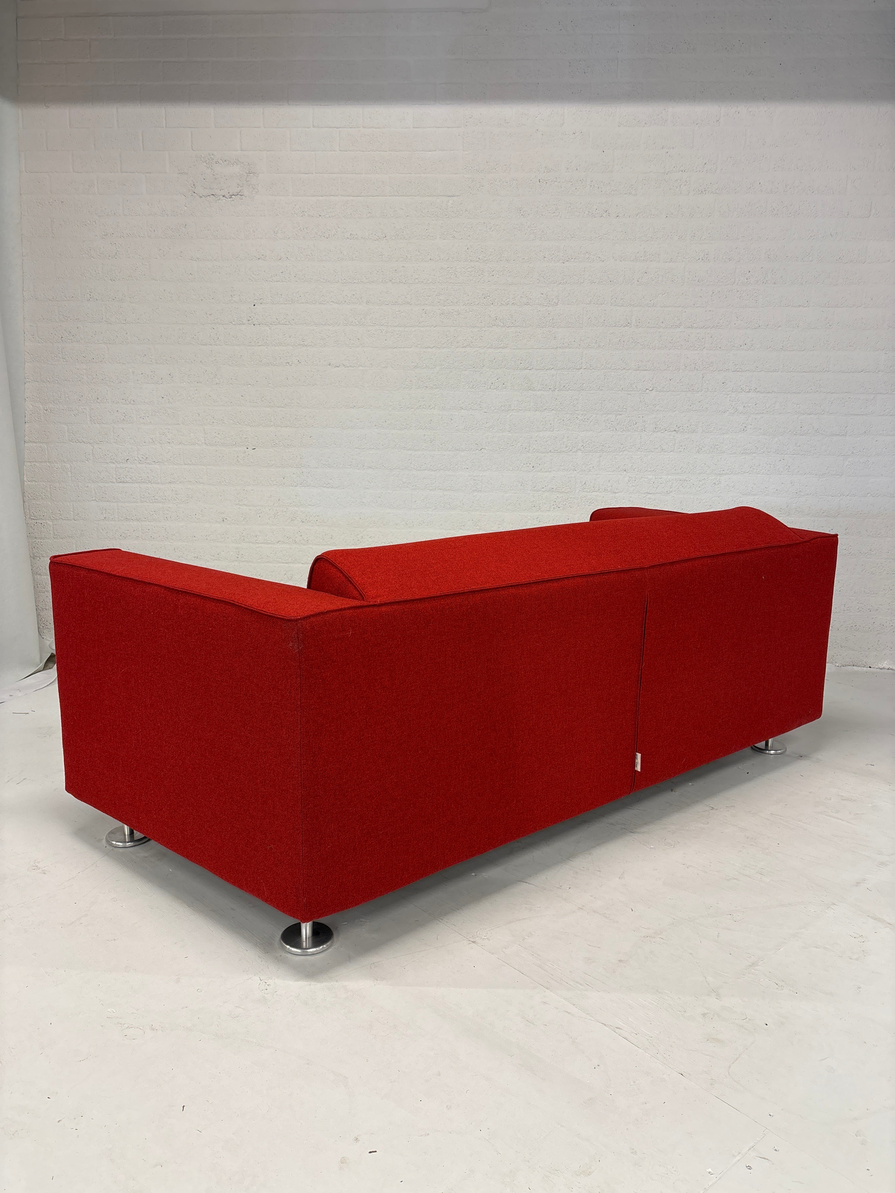 Design Gelderlander 4800 rode bank met twee grijze fauteuils