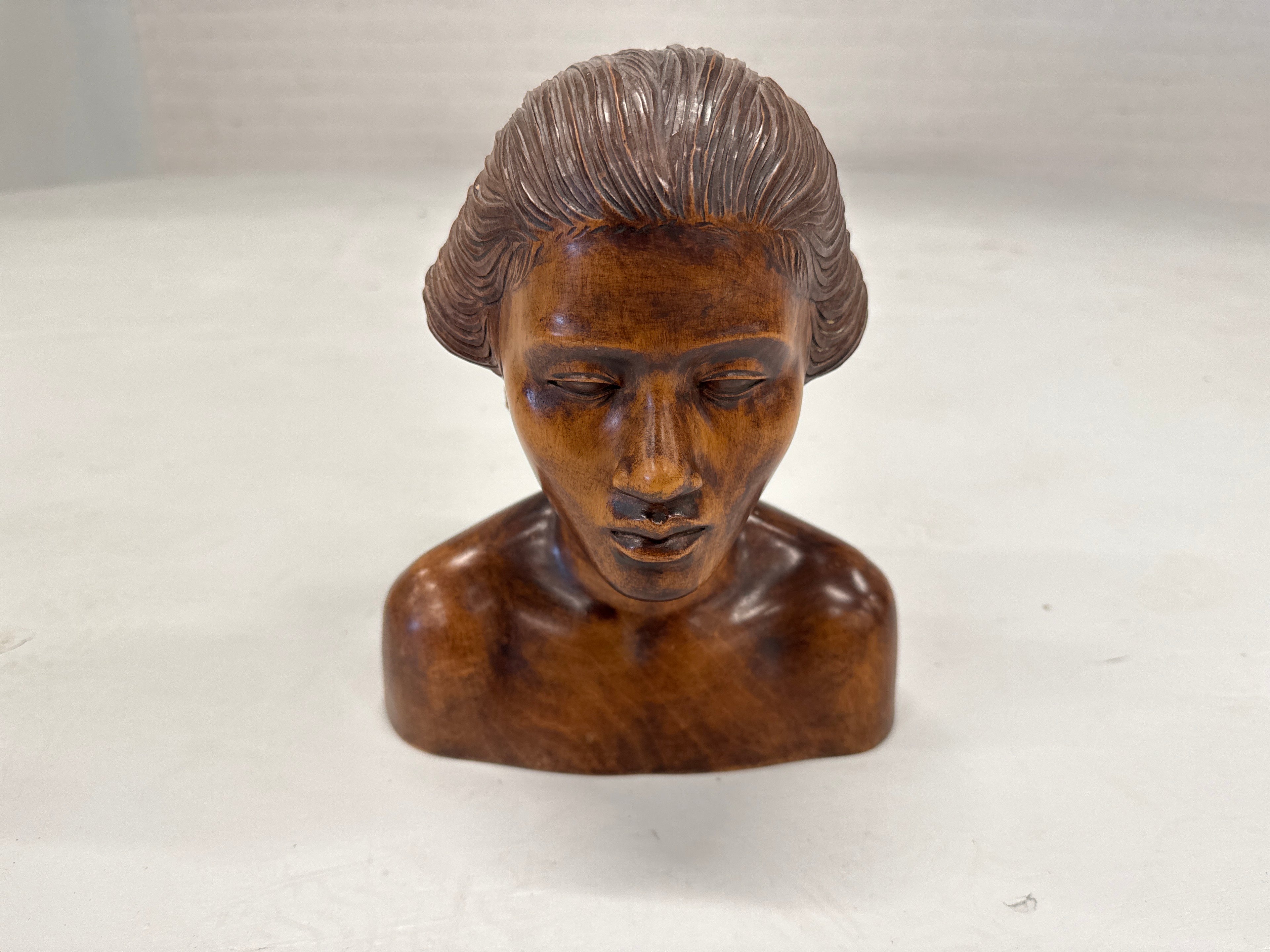 Houten beeld dame 25cm hoog