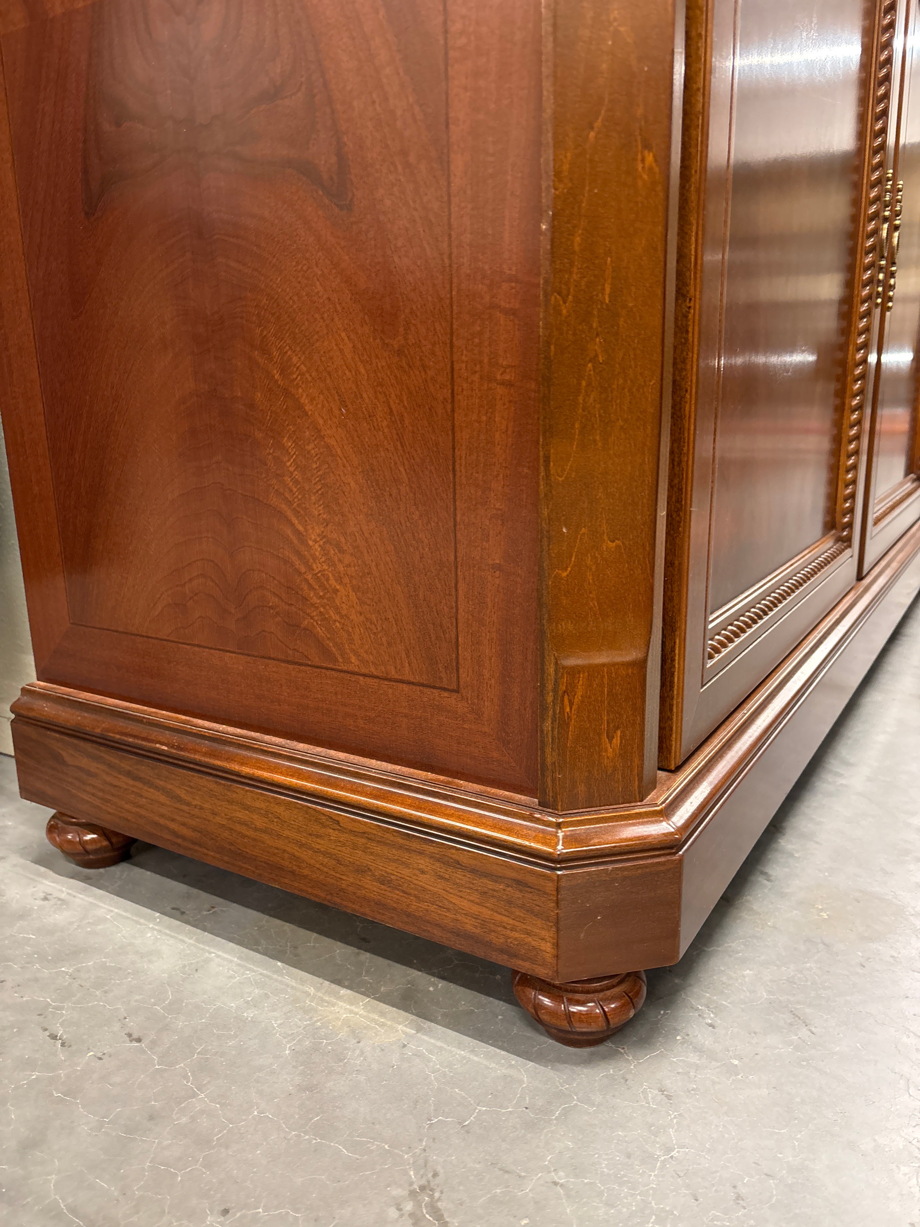 Groot dressoir met bijbehorende spiegel