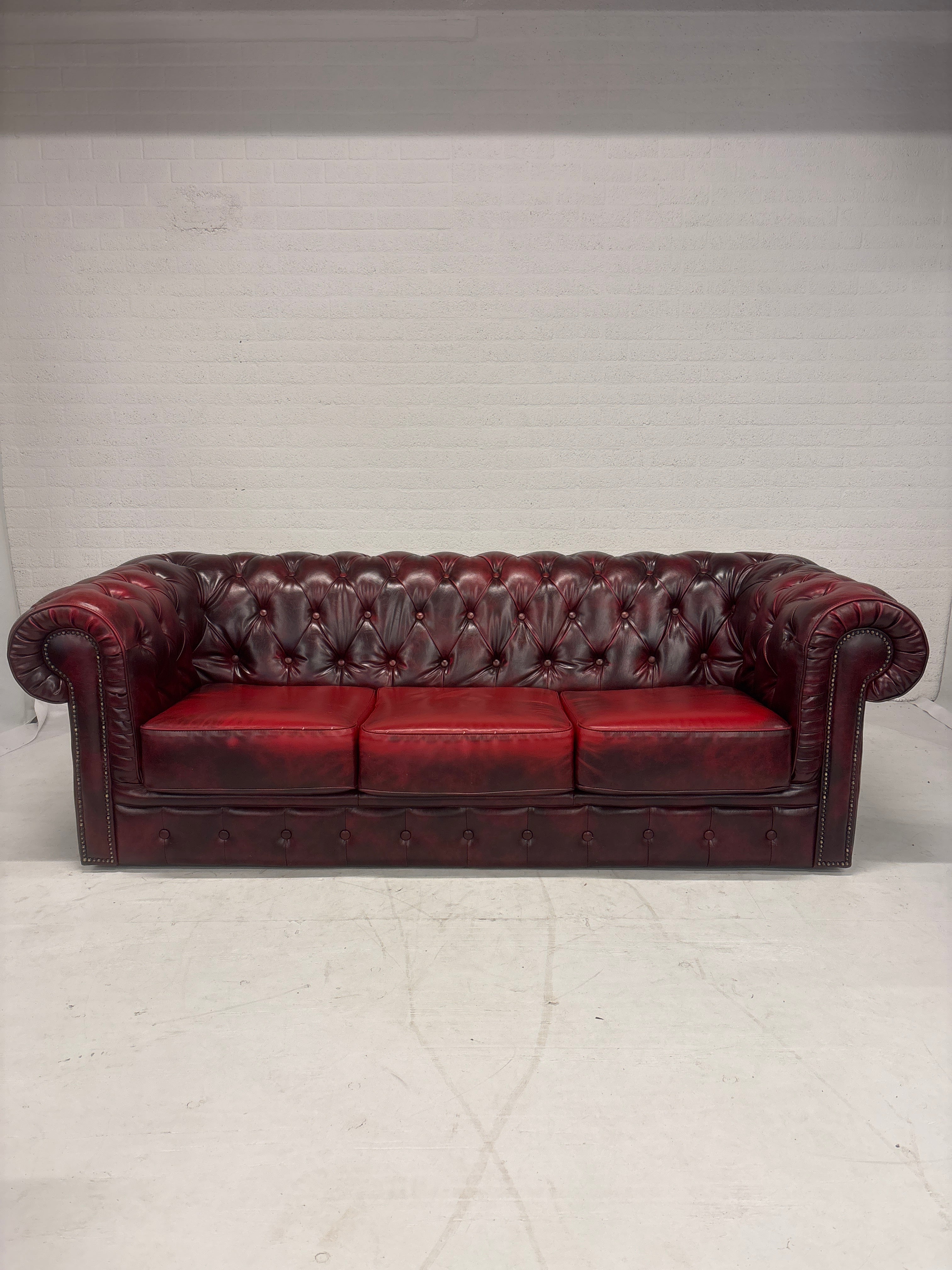 Chesterfield bordeaux rode bank