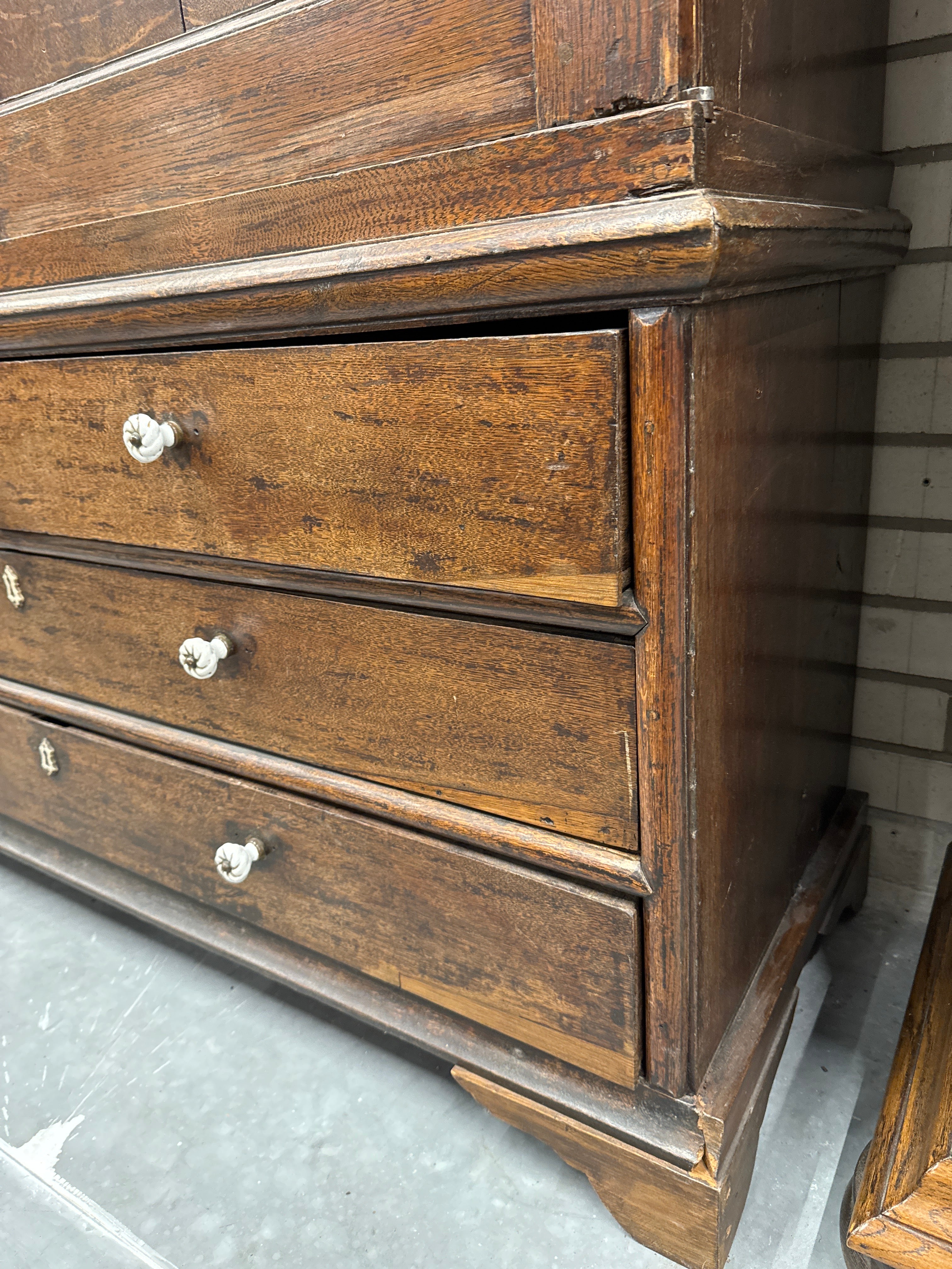 Antieke linnenkast eiken kabinet Limburgs