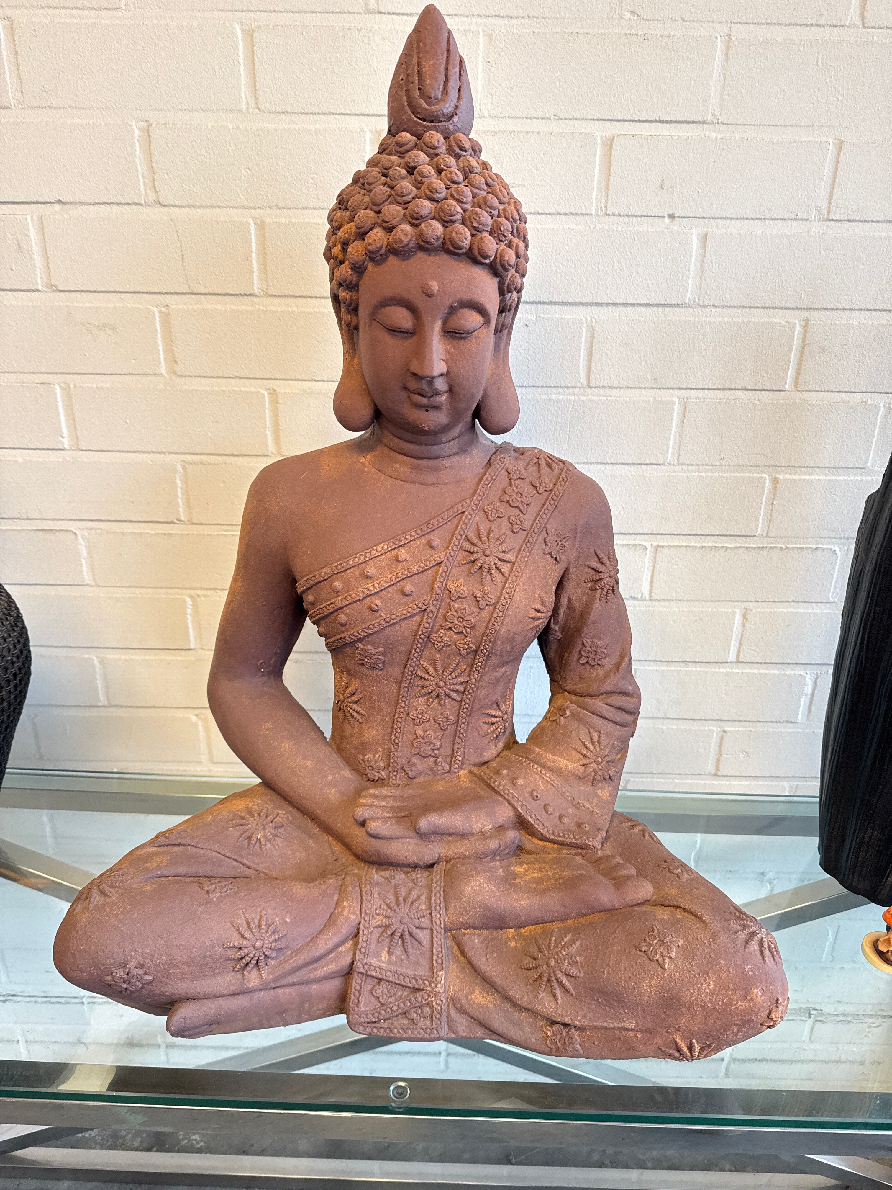 Boeddha beeld gegoten aardewerk