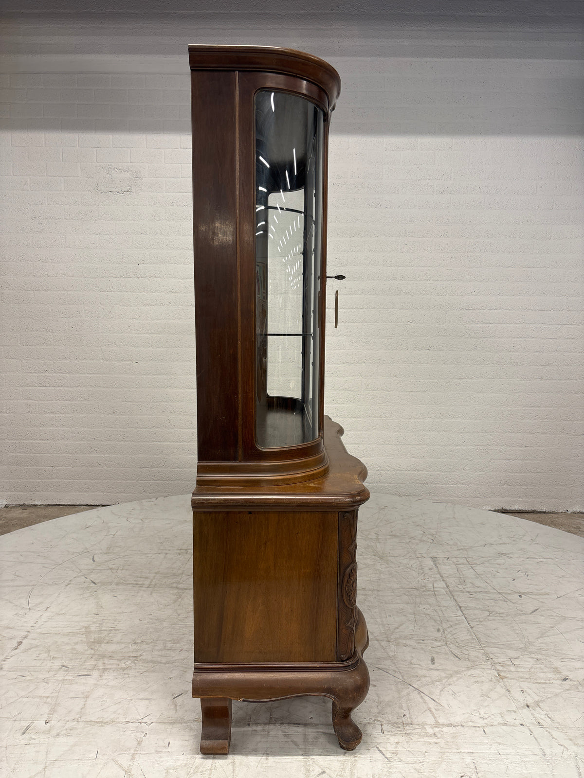 MP Mid century vitrinekast gebogen glas
