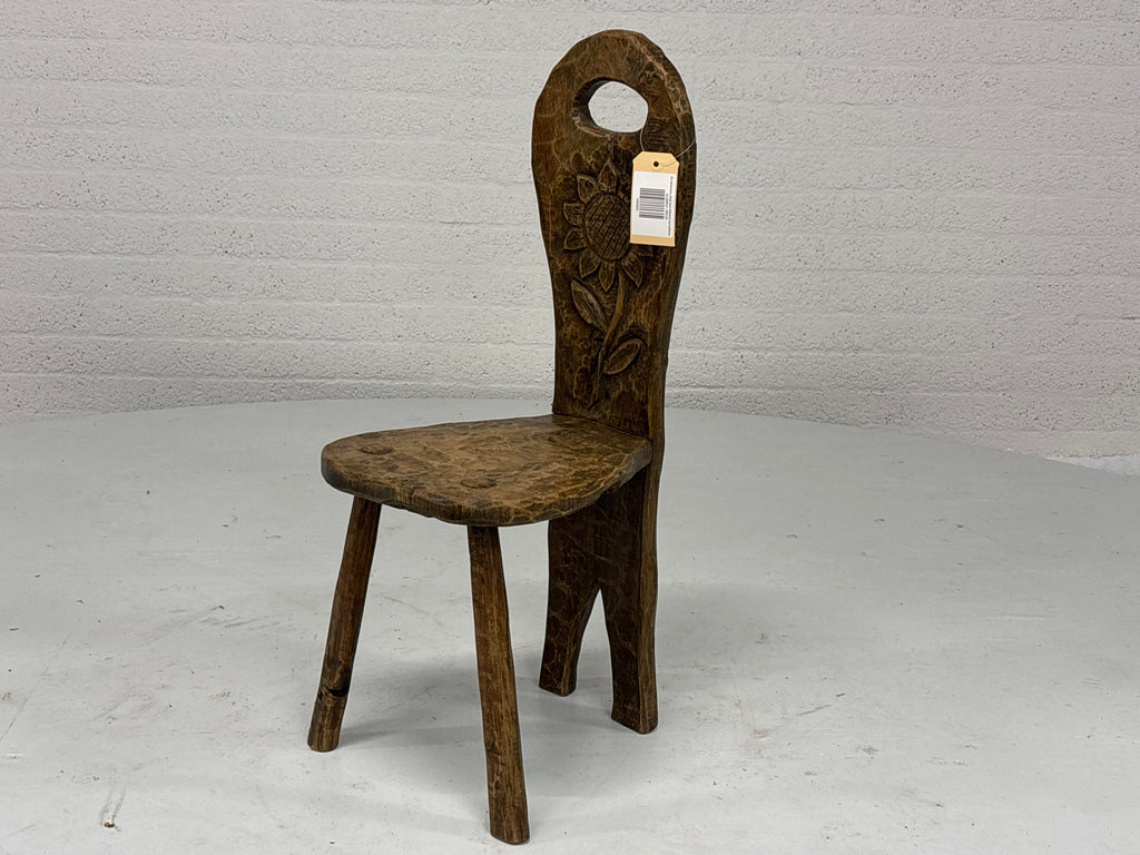 Brutalistische stoel hout driepoot zonnebloem