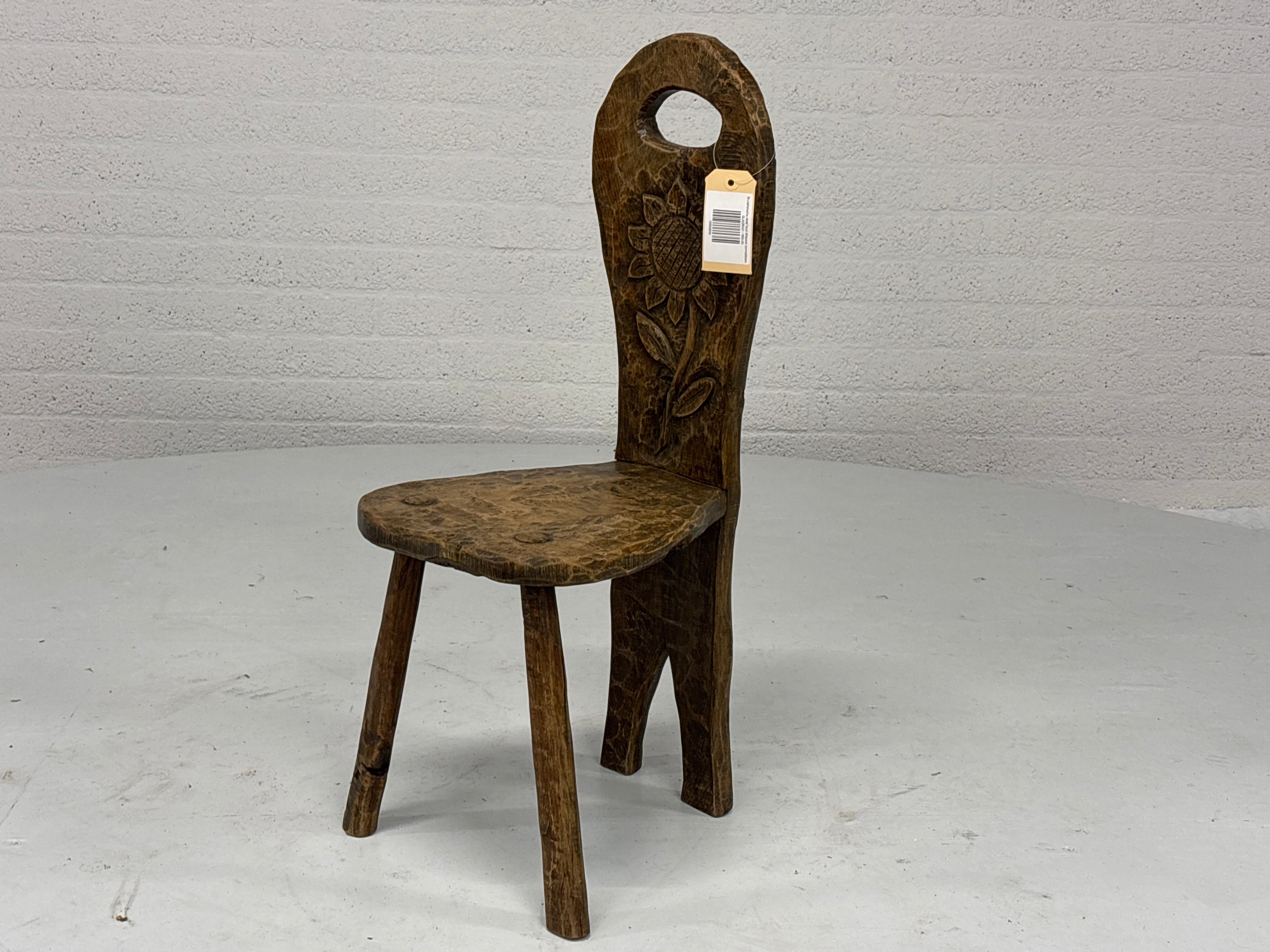 Brutalistische stoel hout driepoot zonnebloem