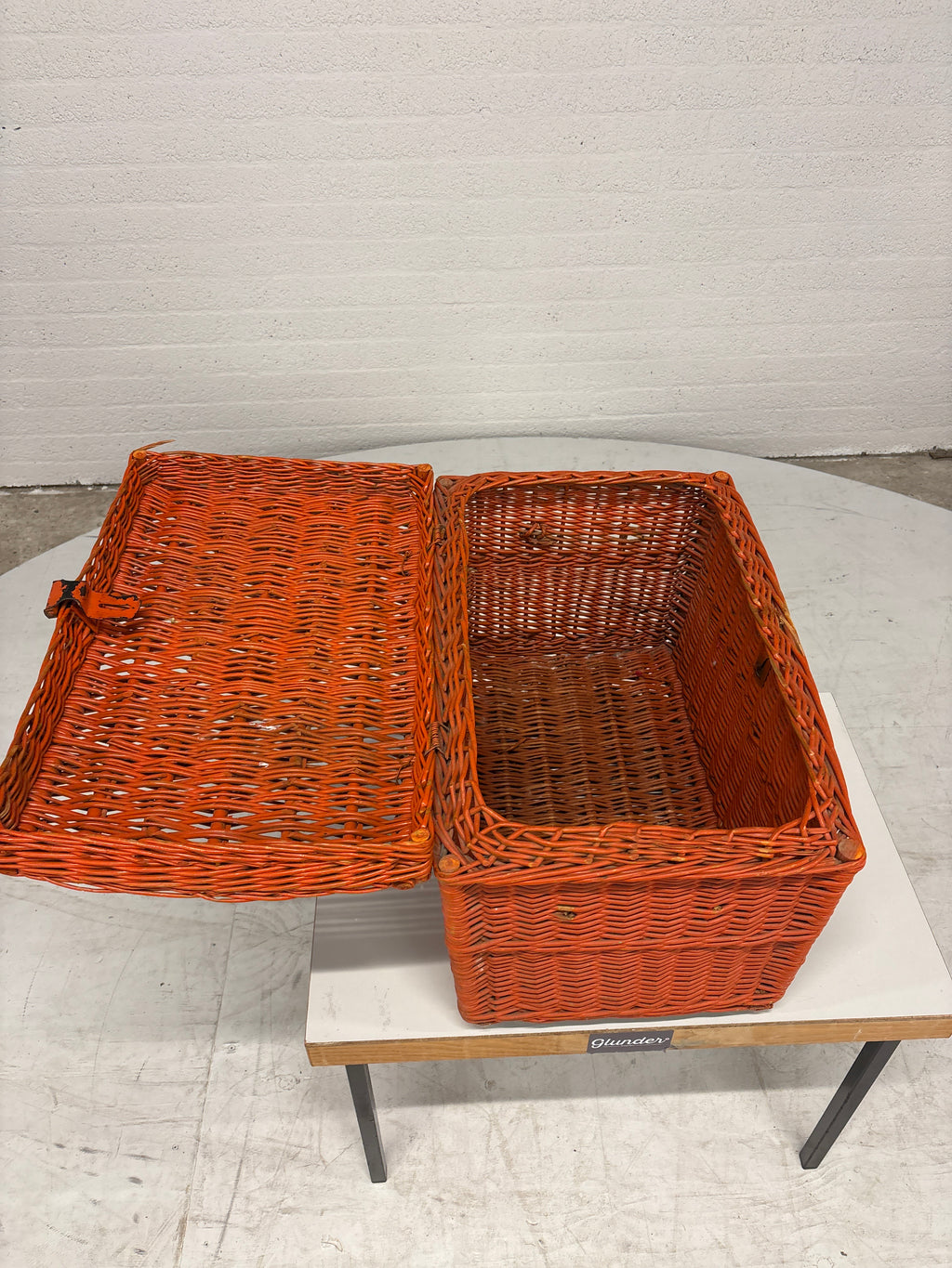 Oranje rieten mand met deksel