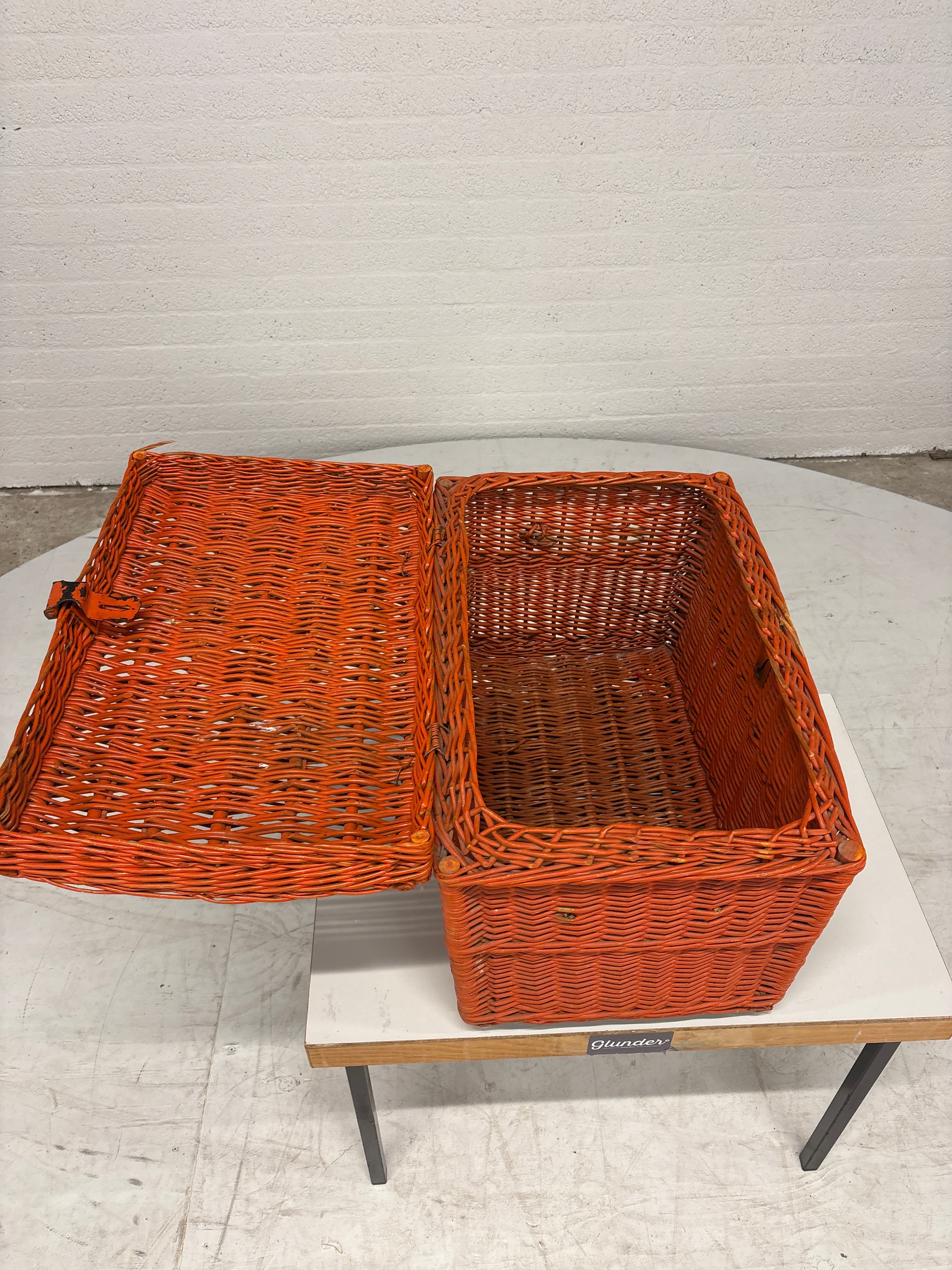 Oranje rieten mand met deksel