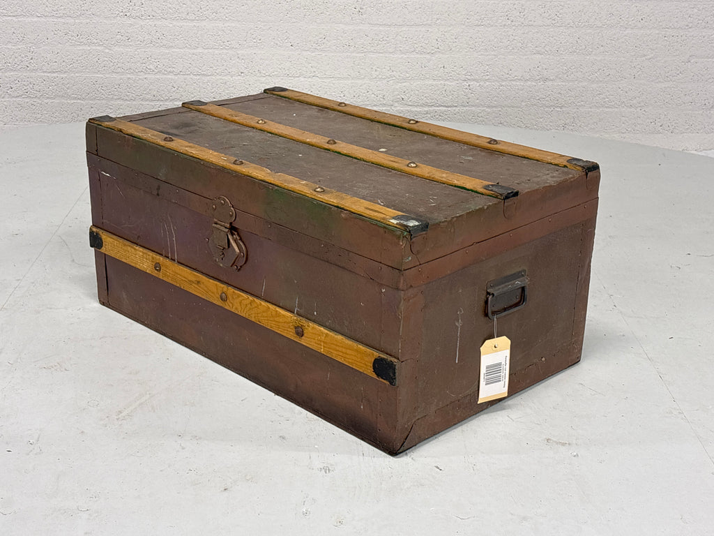 Reiskoffer met metalen beslag