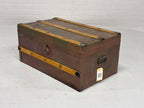 Reiskoffer met metalen beslag