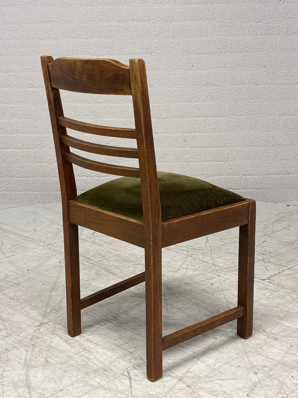 Vintage eetkamerstoel met groen velours zitting