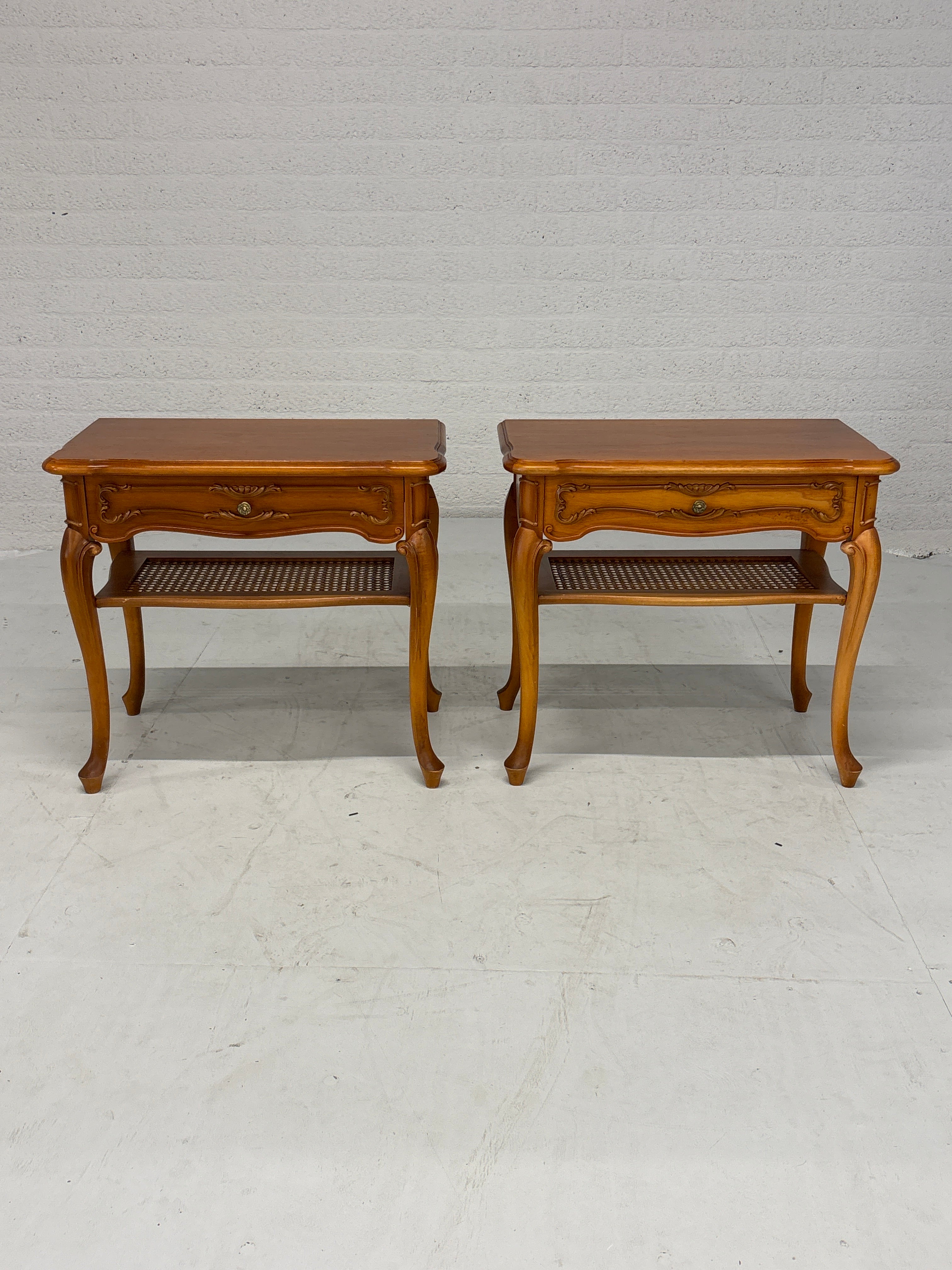 Bed ombouw met zijkastjes