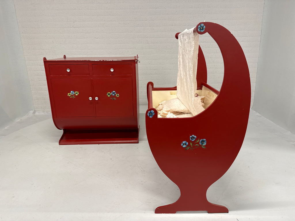 Vintage commode en wieg in rood met bloemen handgeschilderd