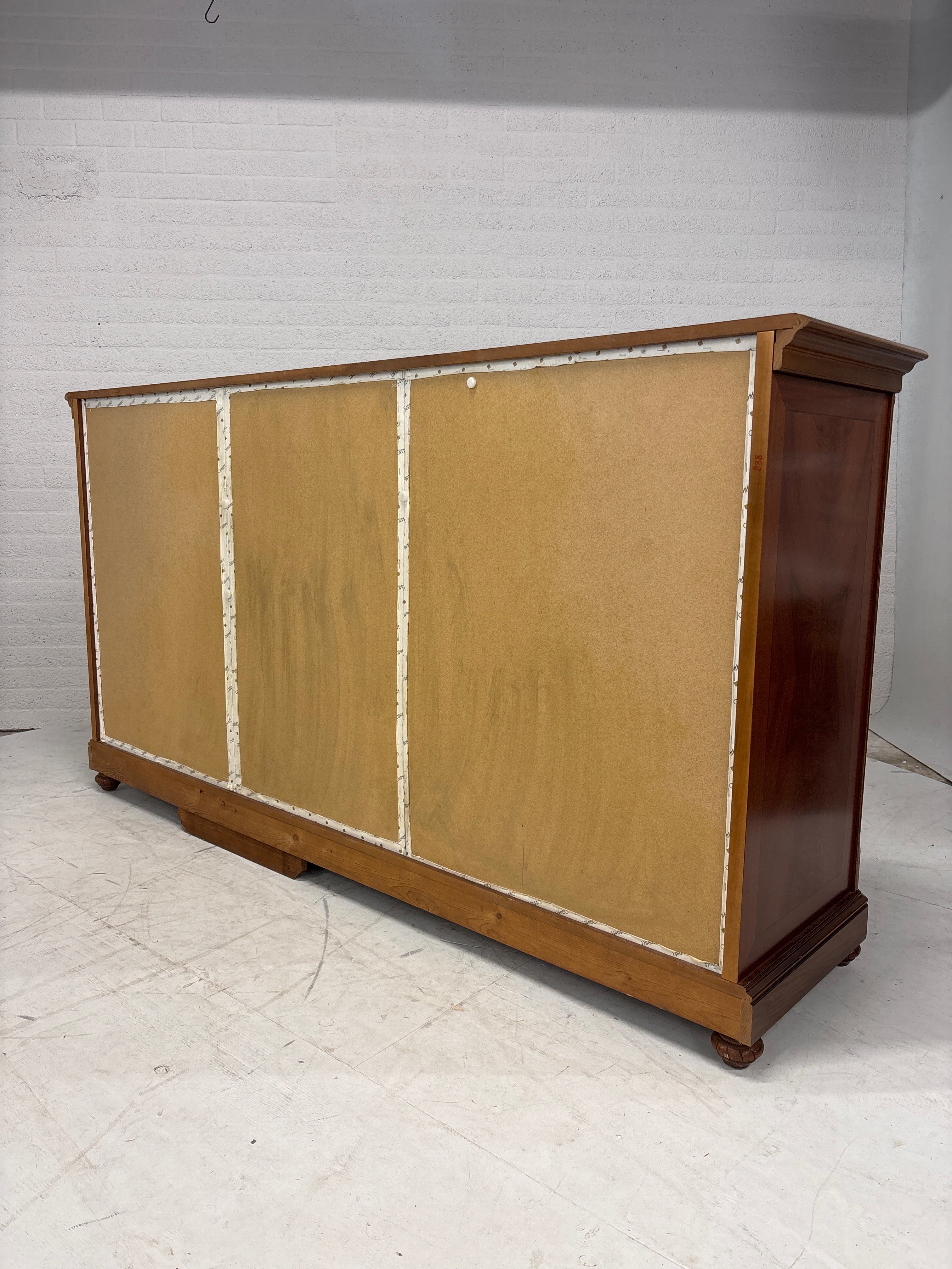 Groot dressoir met bijbehorende spiegel