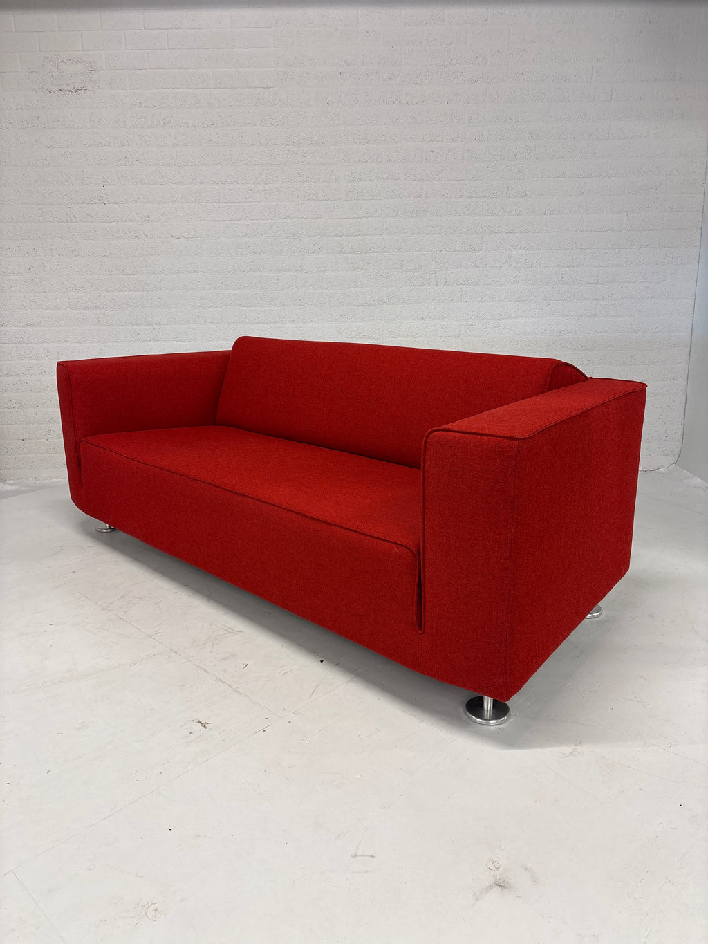 Design Gelderlander 4800 rode bank met twee grijze fauteuils
