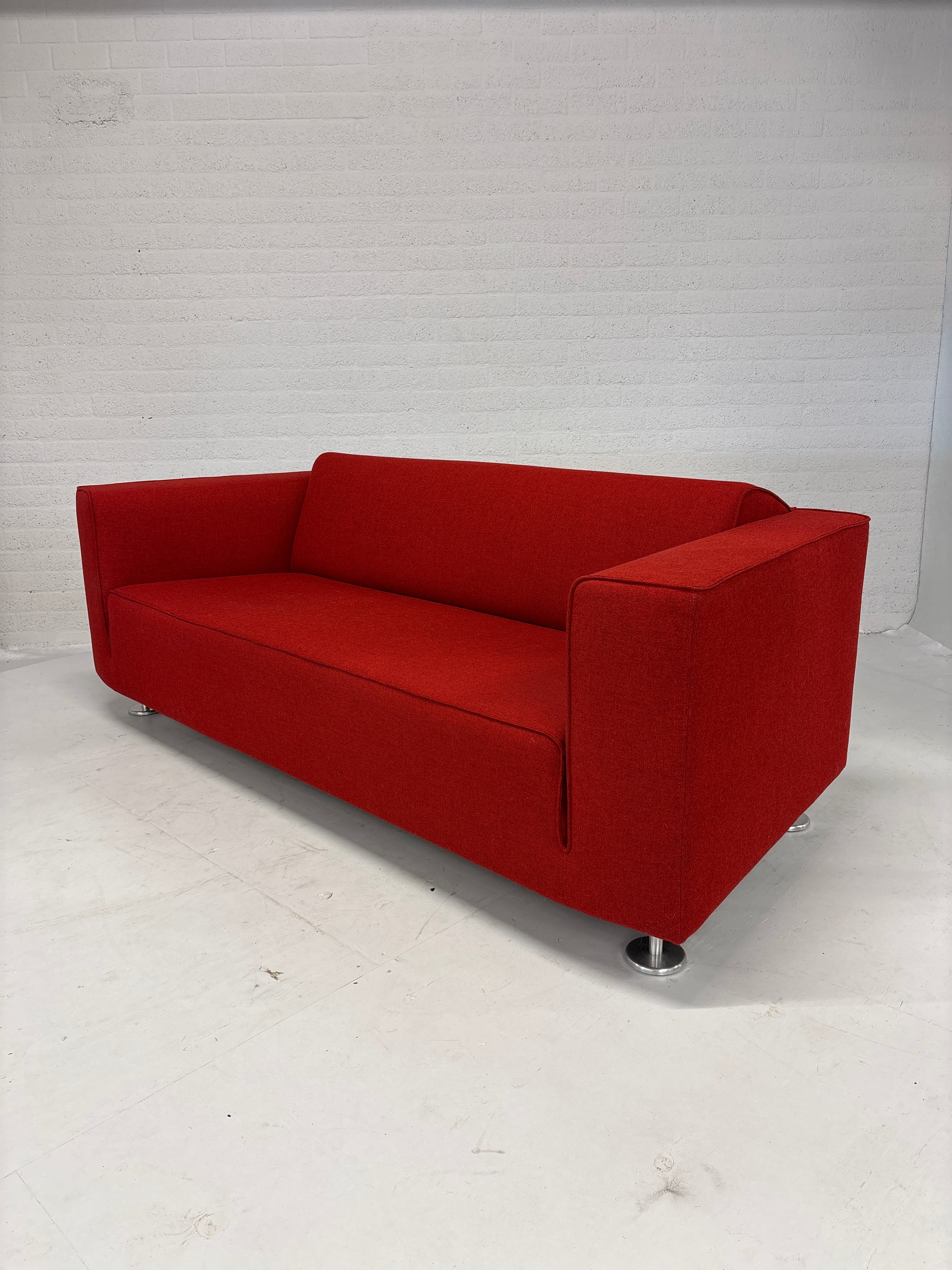 Design Gelderlander 4800 rode bank met twee grijze fauteuils