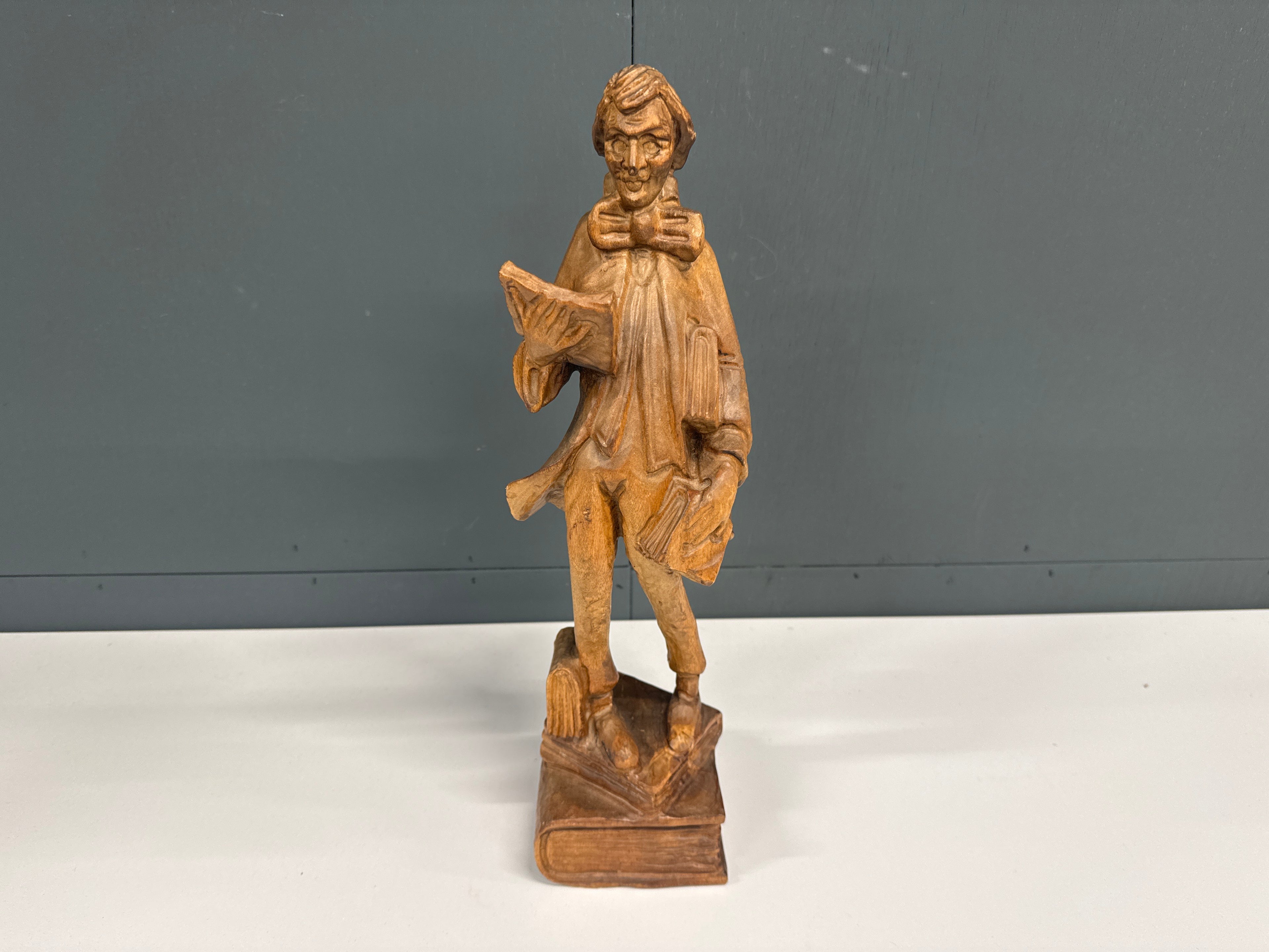 Houten beeldje de boekenman