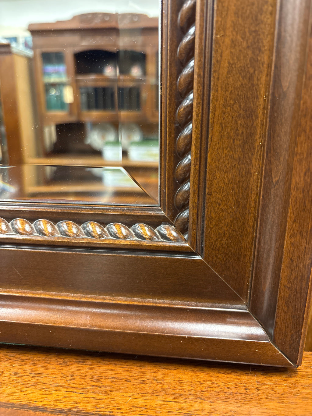 Groot dressoir met bijbehorende spiegel