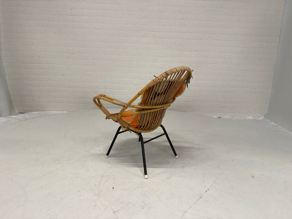 Rotan stoeltje met vintage kleed