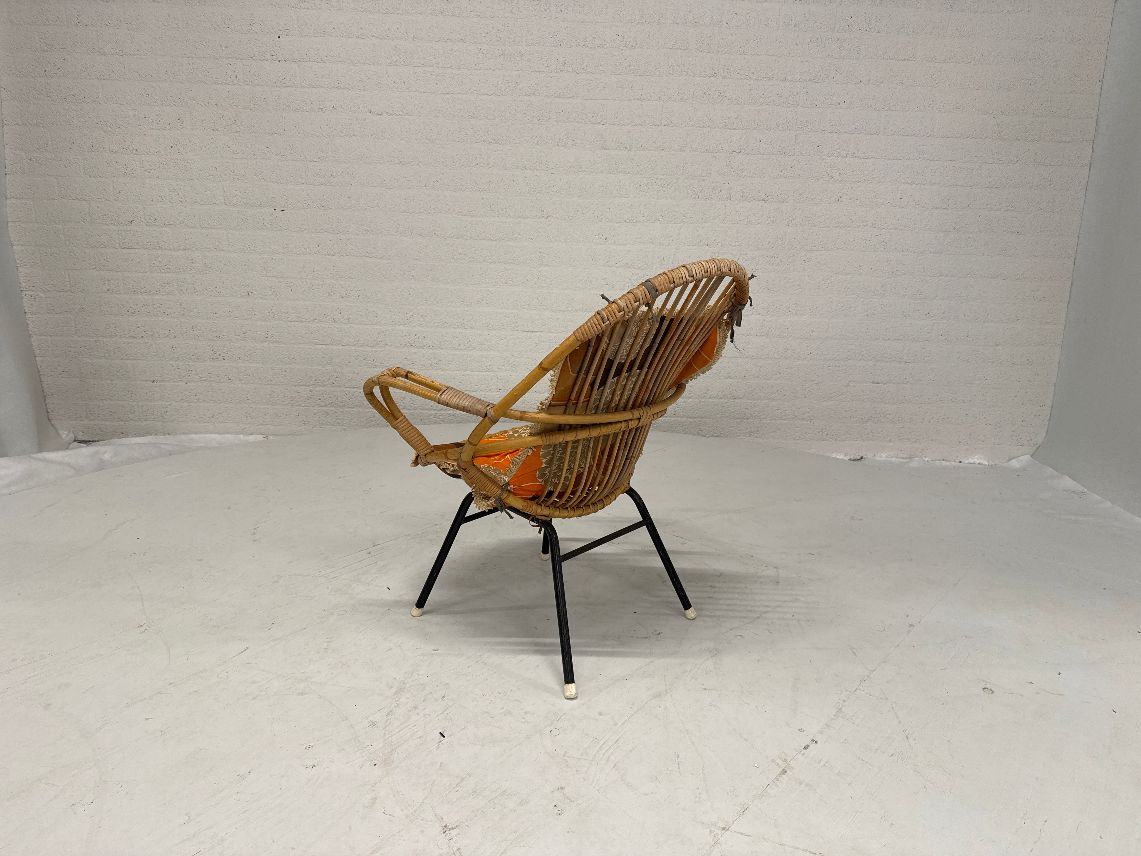 Rotan stoeltje met vintage kleed