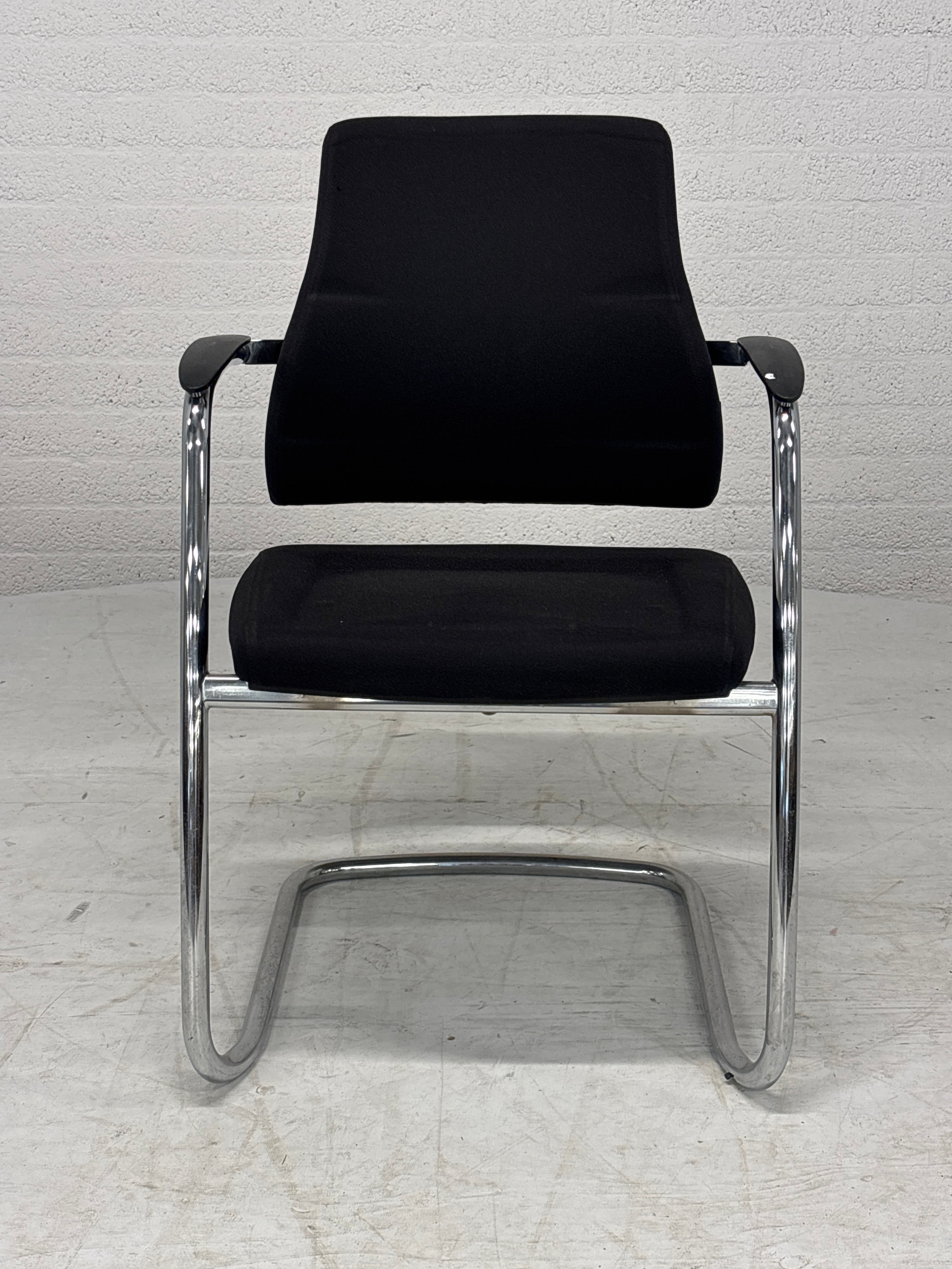 4 Bijzonder mooie comfortabele Axia stoelen voor vergader of eettafel.