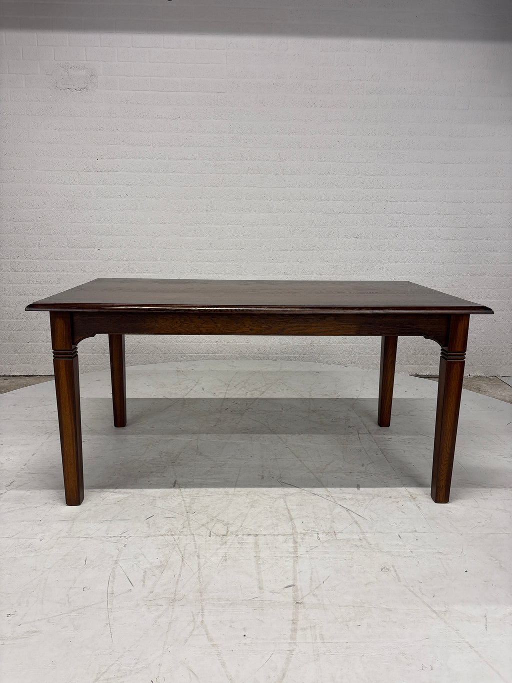 Prachtige eettafel met lade