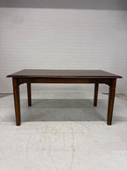 Prachtige eettafel met lade