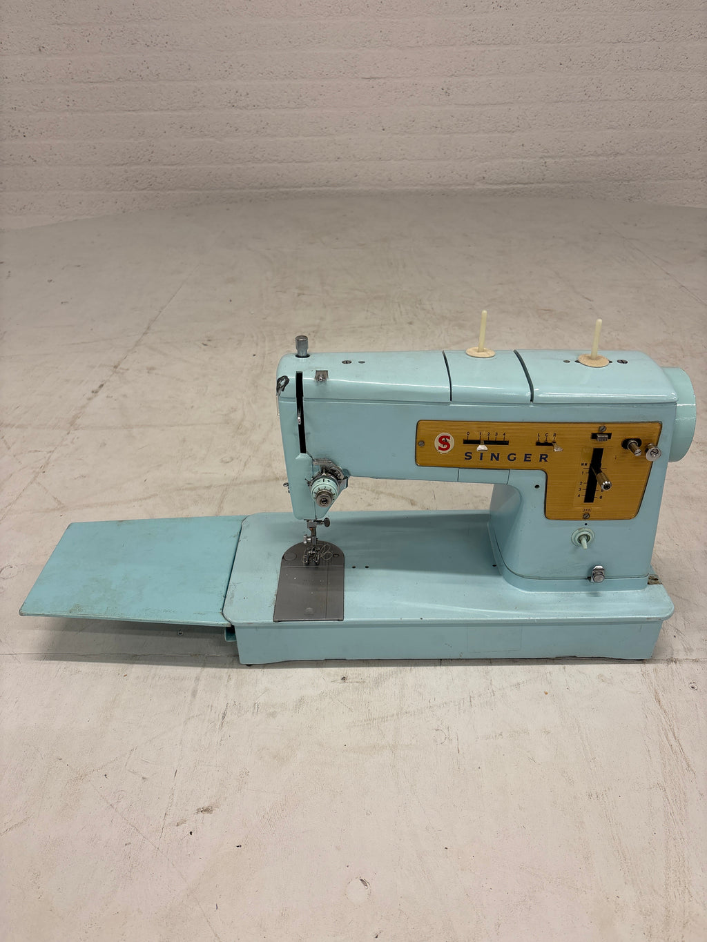 Singer 348 ijsblauwe naaimachine