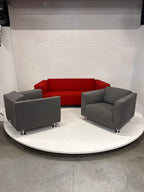 Design Gelderlander 4800 rode bank met twee grijze fauteuils