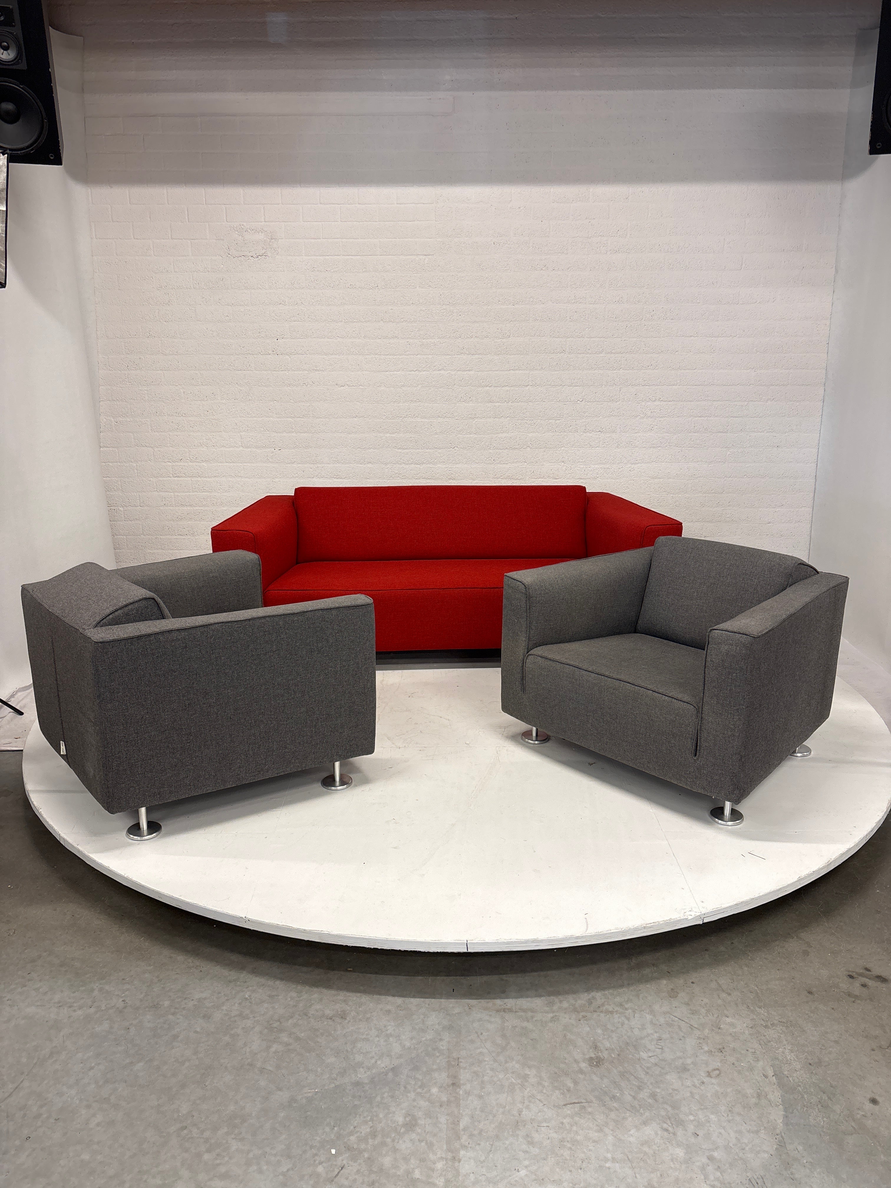 Design Gelderlander 4800 rode bank met twee grijze fauteuils