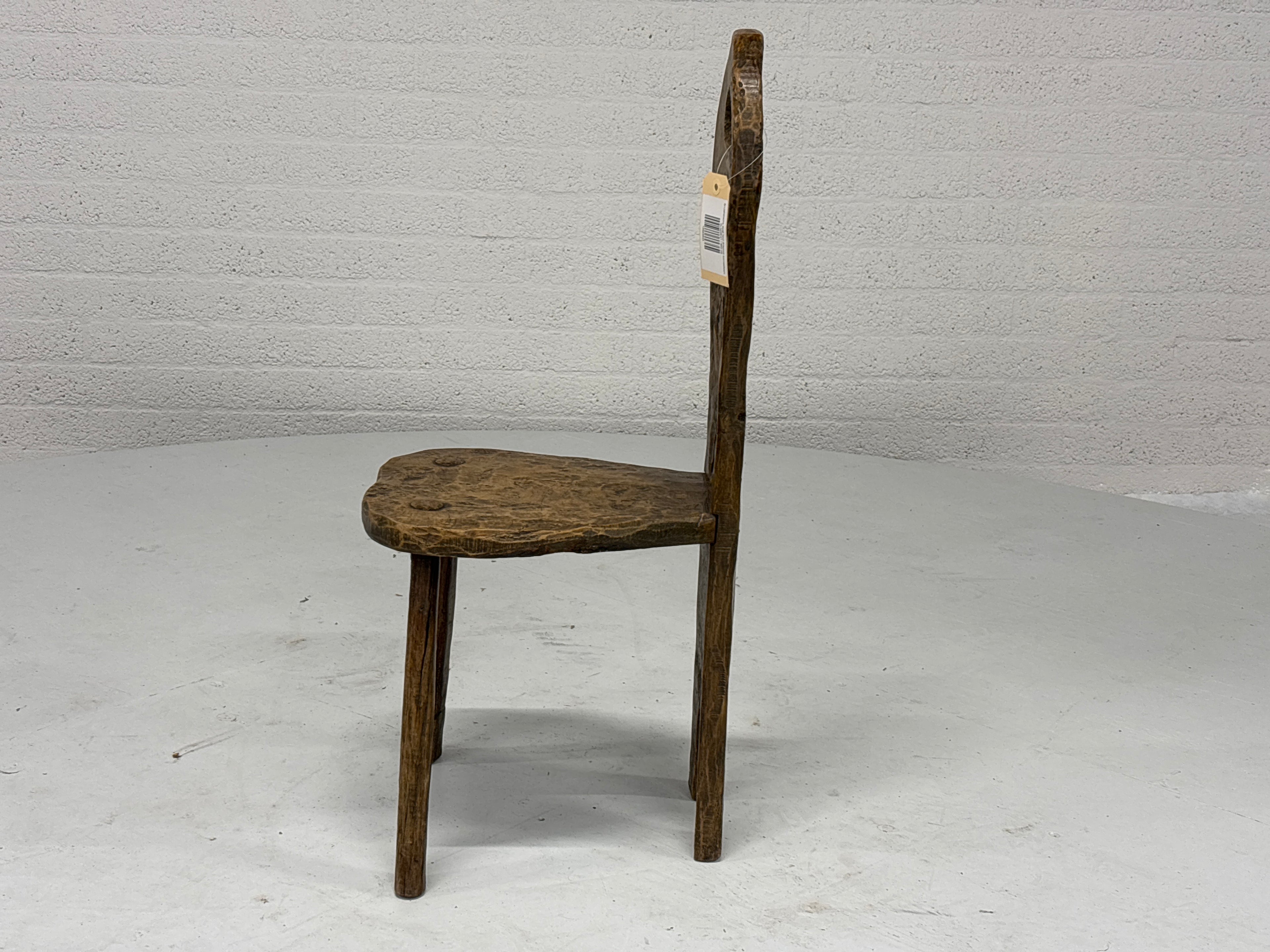 Brutalistische stoel hout driepoot zonnebloem