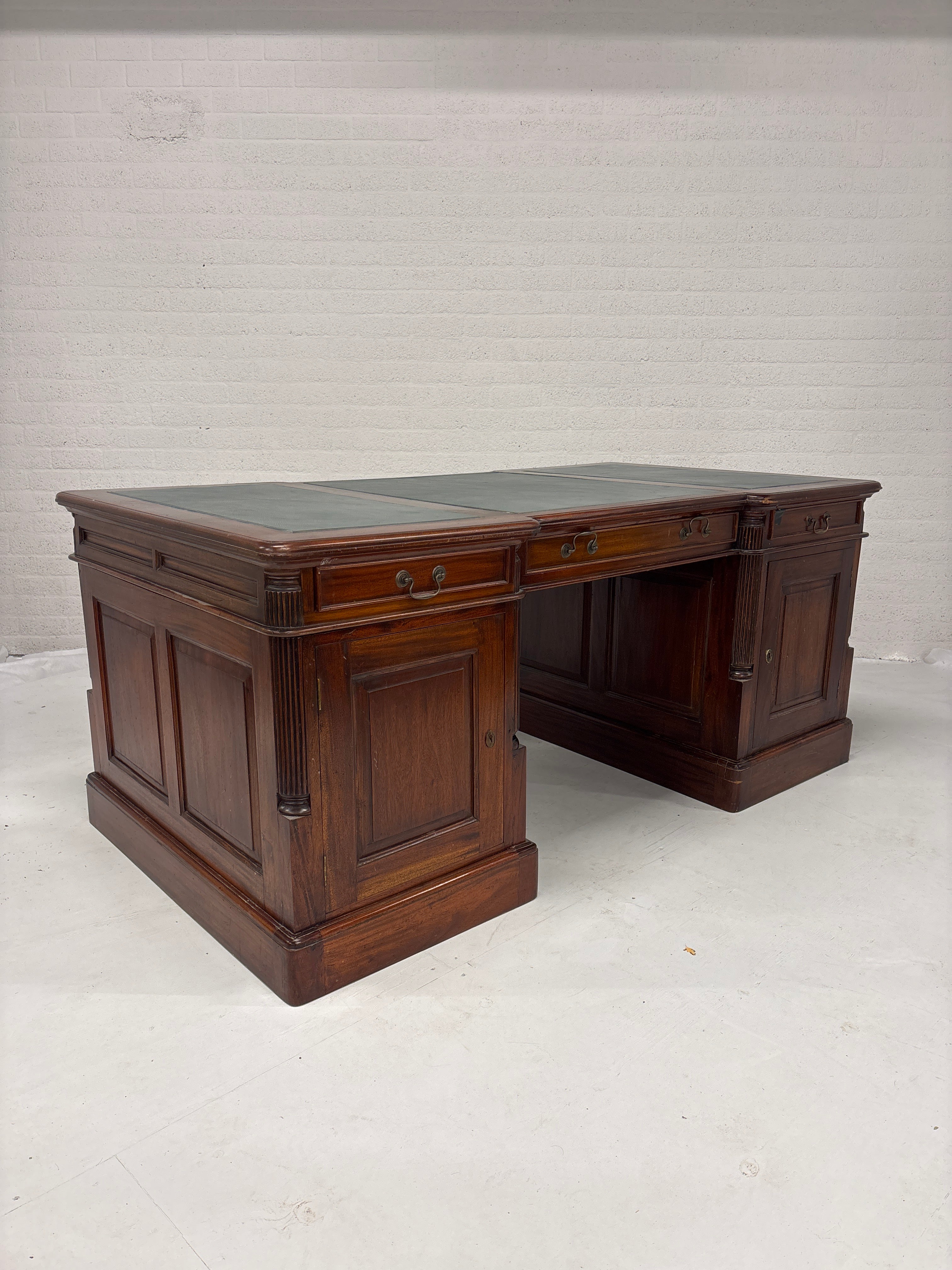 Bureau met leren inleg