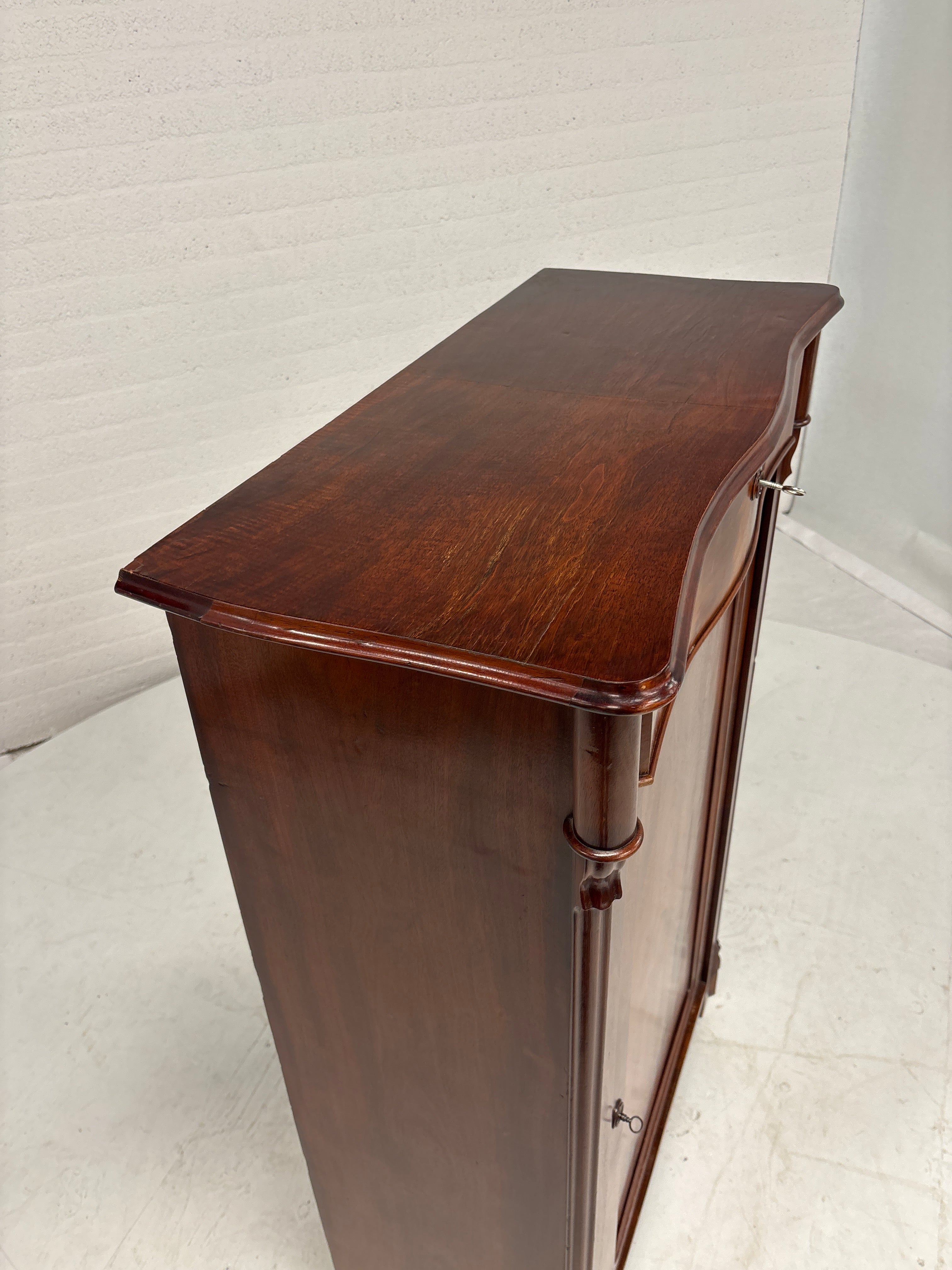 Lodewijk XV linnenkast