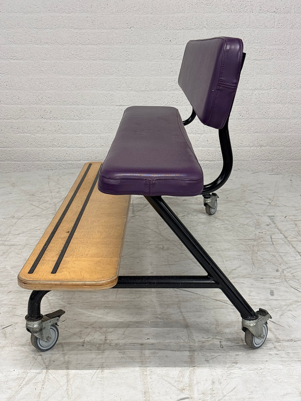 Stoere set 2 kinderbanken, tafel op wielen
