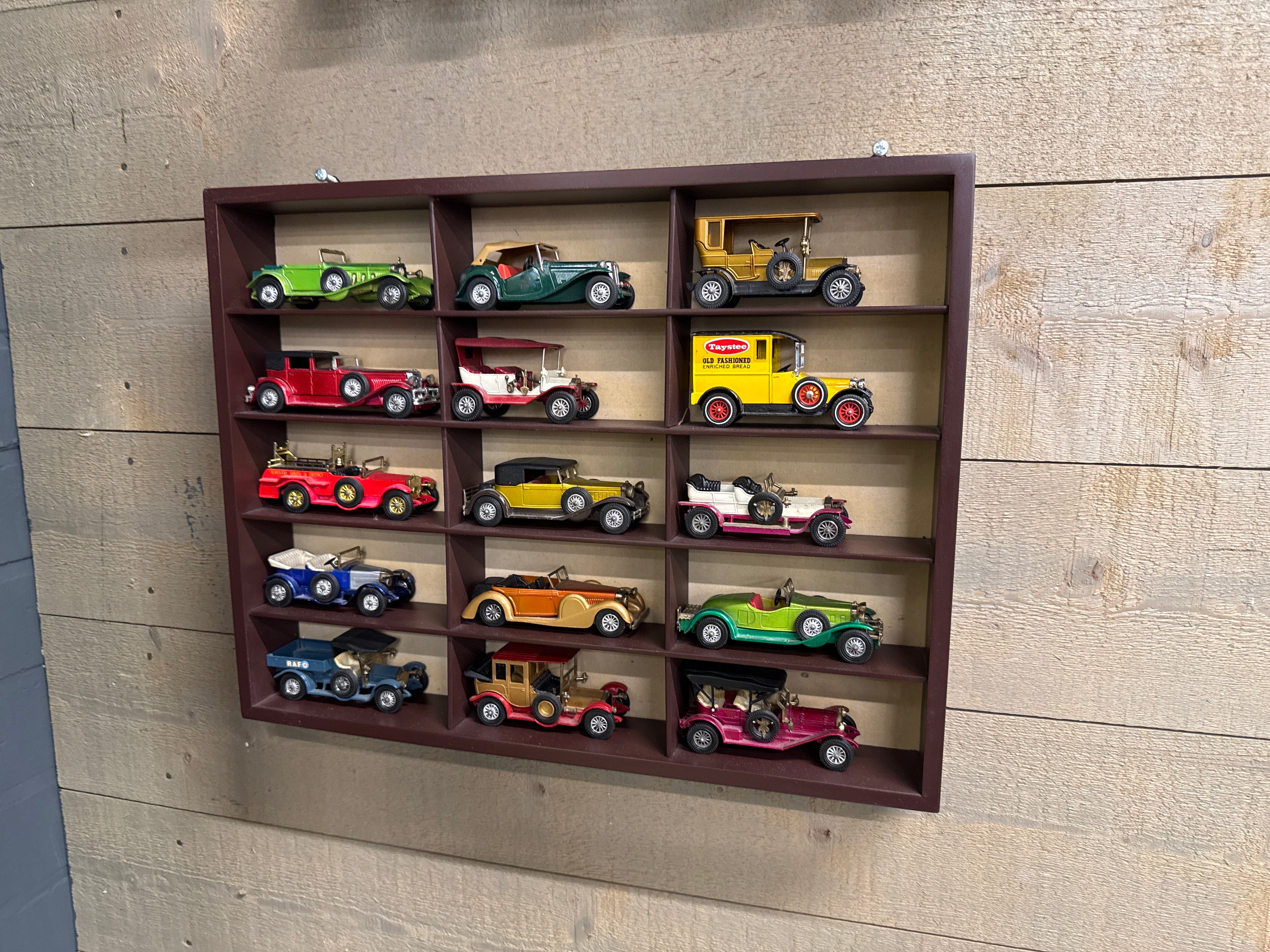 Modelauto’s in wanddisplay